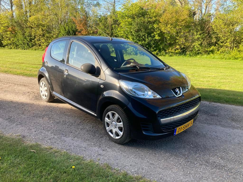Peugeot 107, 5DR 2011 Zwart Airco, nieuwe banden en APK, Voorwielaandrijving, Stof, 4 stoelen, Startonderbreker