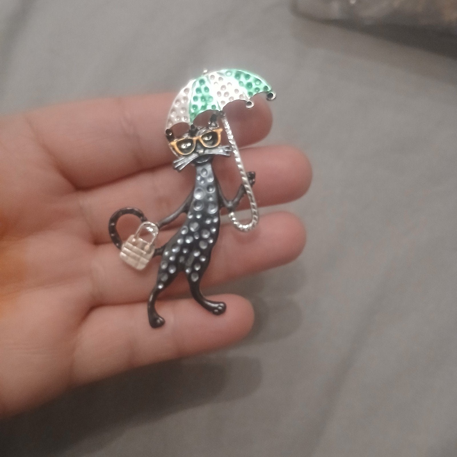 Nieuwe Broche Kat met Paraplu - Uniek Design, Overige materialen, 4 tot 7 cm, Zwart, Nieuw
