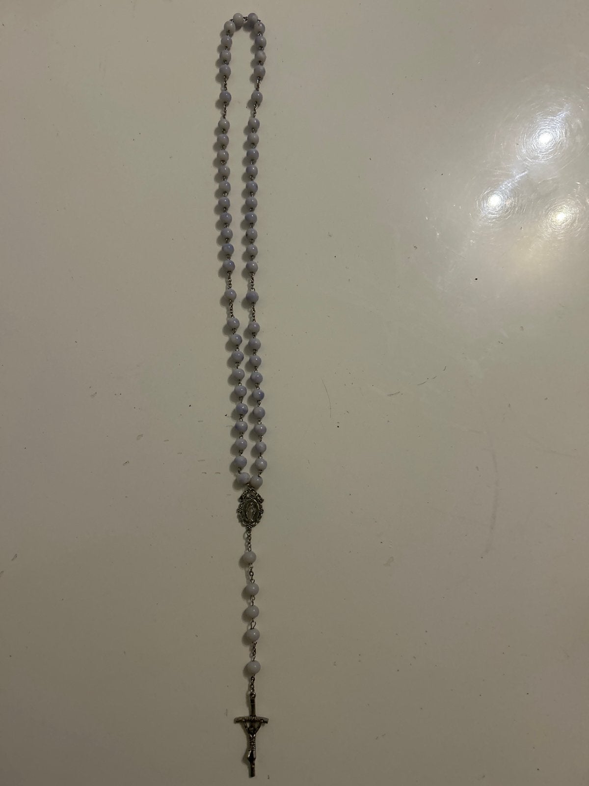 Rozenkrans met zilverkleurig kruis - 53 cm, Antiek en Kunst, Ophalen of Verzenden