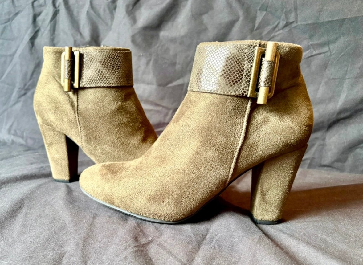 Khaki Suede Enkellaarsjes met Slangenprint Detail – Maat 36, Kleding | Dames, Lage of Enkellaarzen, Ophalen of Verzenden, Zo goed als nieuw