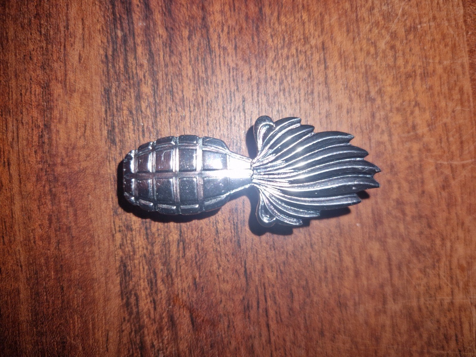 Militair Embleem Granaat zilver, Verzamelen, Militaria | Algemeen, Ophalen of Verzenden, Landmacht, Overige gebieden, Embleem of Badge