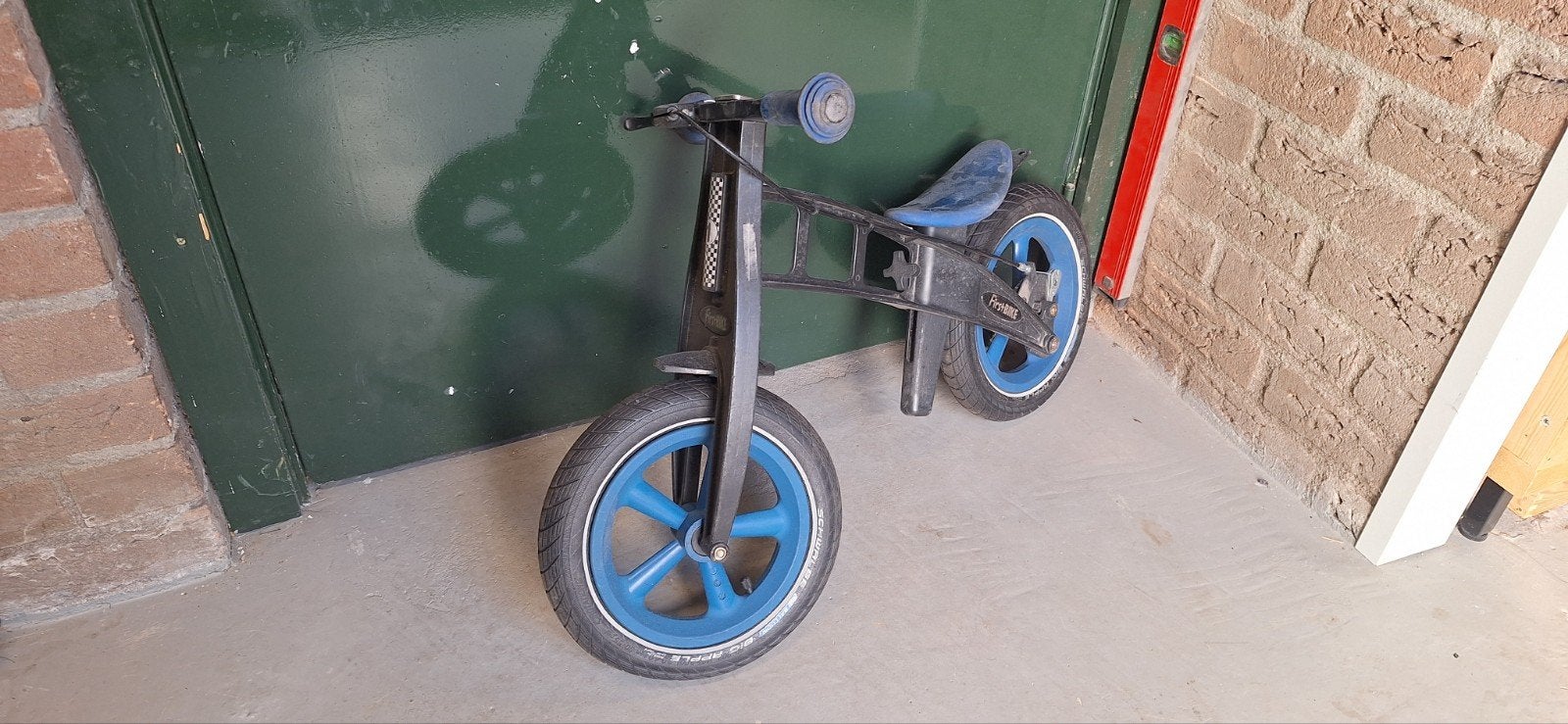 Loopfiets met blauwe wielen - Zo goed als nieuw, Ophalen, Gebruikt, Velgrem, 16 tot 20 inch