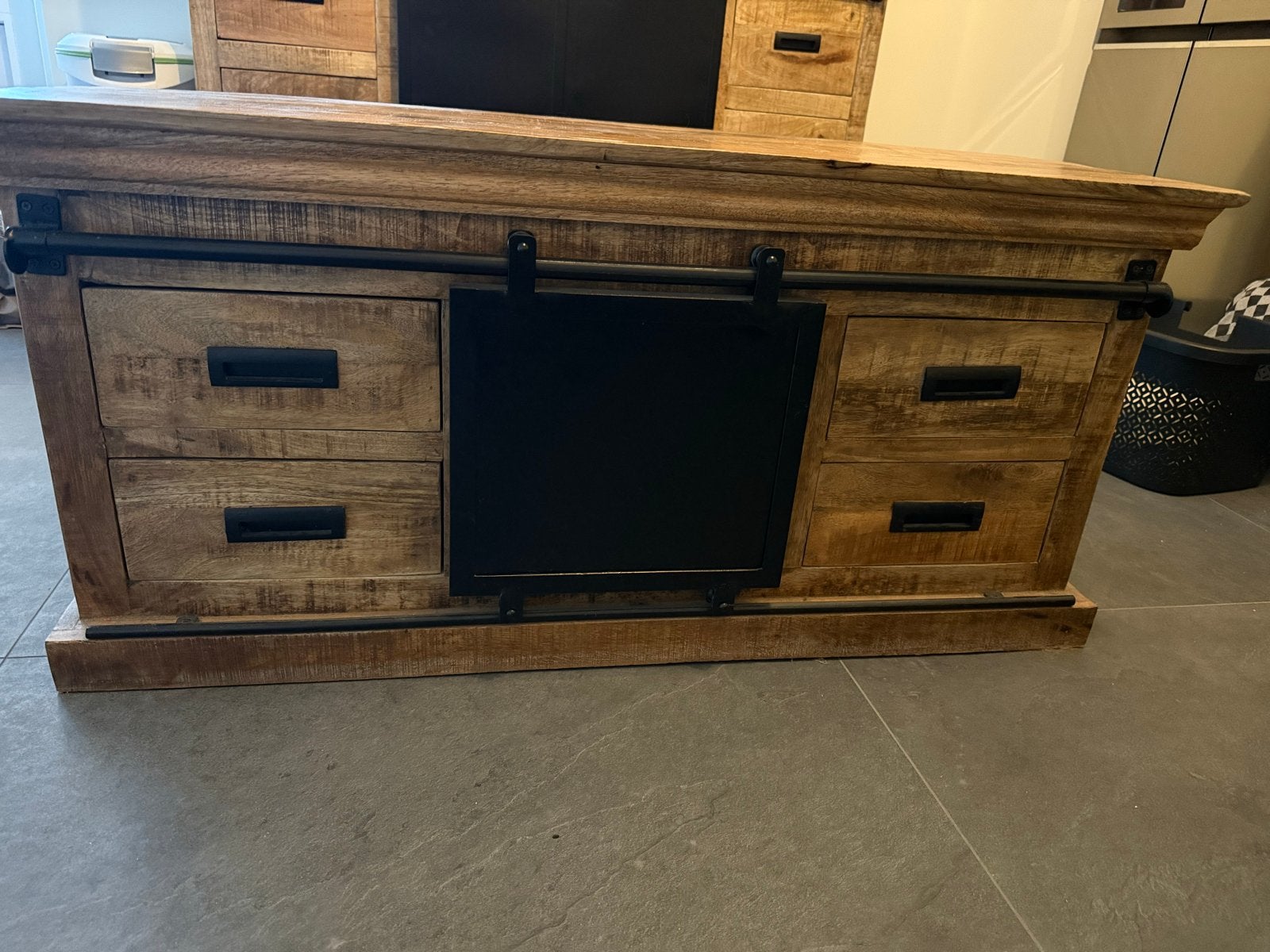 Robuuste TV-meubel van mangohout met schuifdeur, Ophalen, 50 – 75, 100 tot 150 cm, Minder dan 50 cm