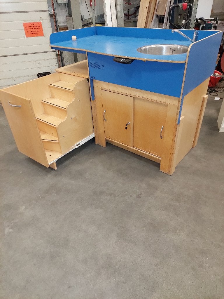 KDV commode met wasbak en trapje De Rolf Groep, 70 cm of meer, 105 cm of meer, Ophalen of Verzenden, Voetruimte