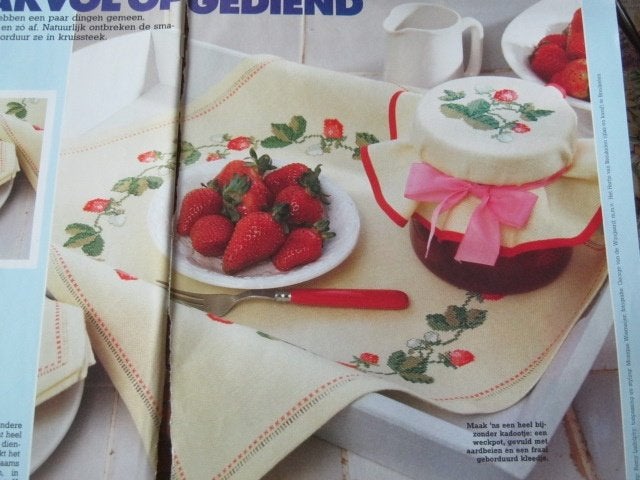 Borduurpatroon  aardbeien op kleed   nr 6007, Verzenden, Nieuw, Handborduren, Patroon