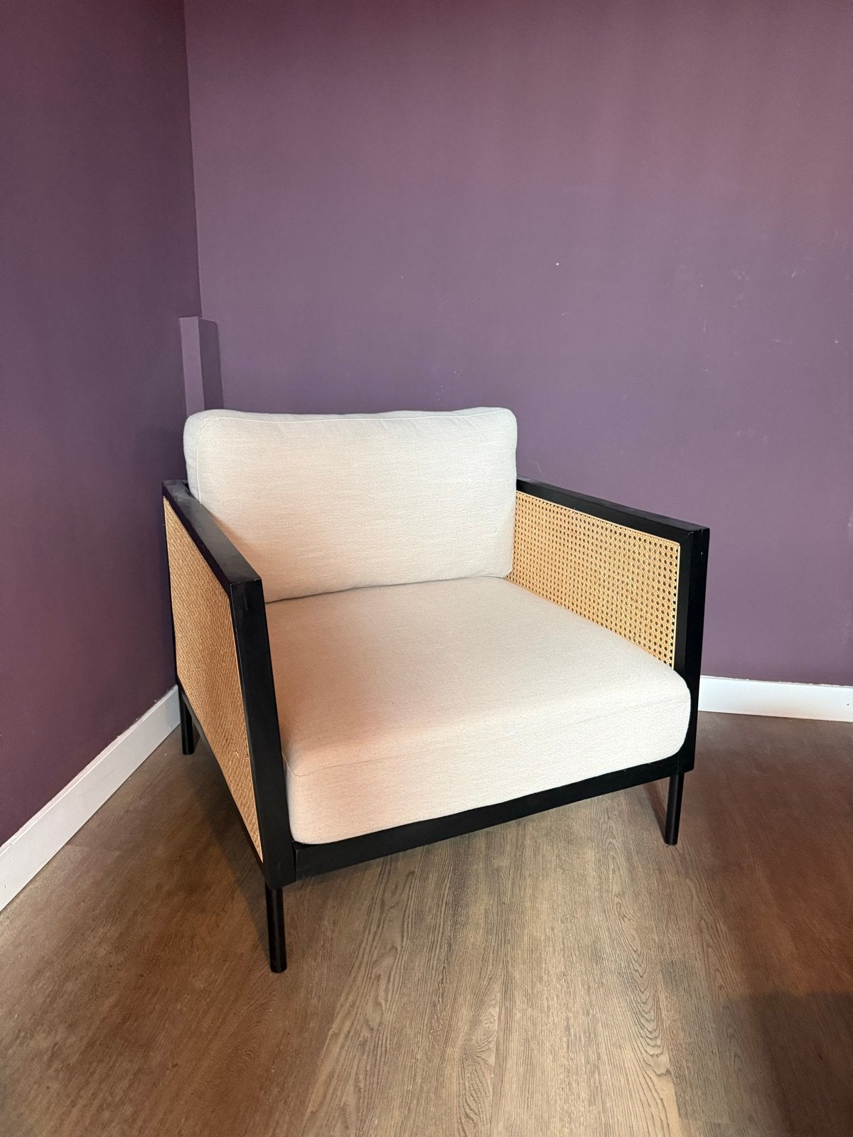 Karwei fauteuil met rotan en lichte kussens, Ophalen, Hout, 75 tot 100 cm, Zo goed als nieuw