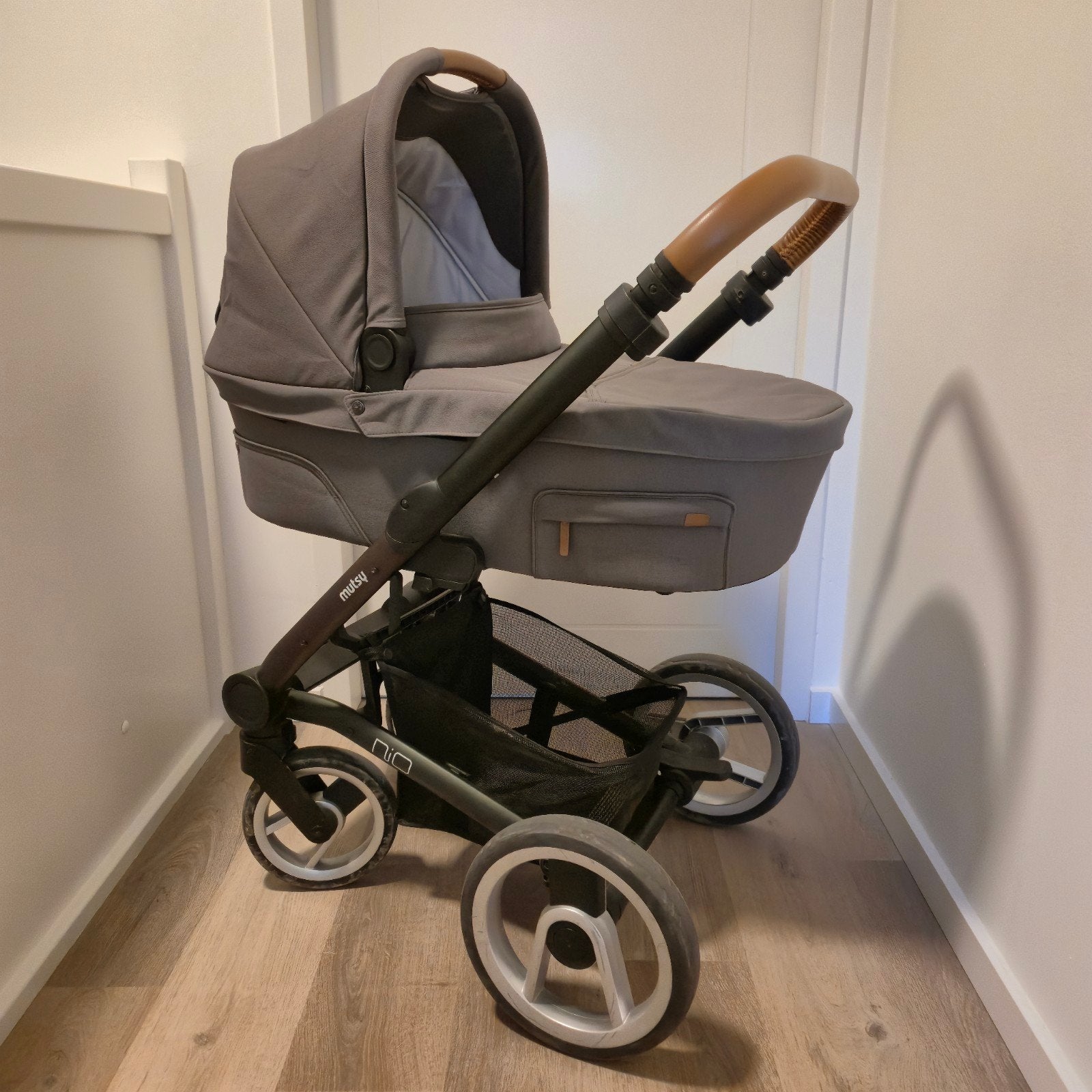 Mutsy Nio Kinderwagen - Seagreen met Cognac Handvat, Kinderen en Baby's, Gebruikt, Mutsy, Met reiswieg, Ophalen