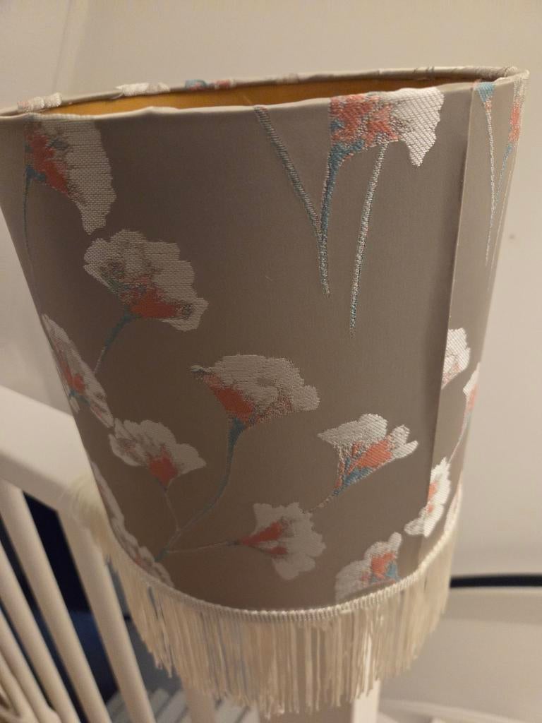 Vintage lampenkap met bloemmotief en franjes, Huis en Inrichting, Lampen | Lampenkappen, Gebruikt, Ophalen of Verzenden, Vintage, Retro, Klassiek
