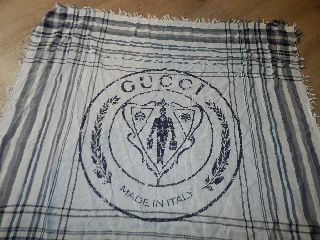 Gucci grote shawl blauw grijs wit logo en merk in de stof, Maat 46/48 (XL) of groter, Ophalen of Verzenden, Gucci, Sjaal