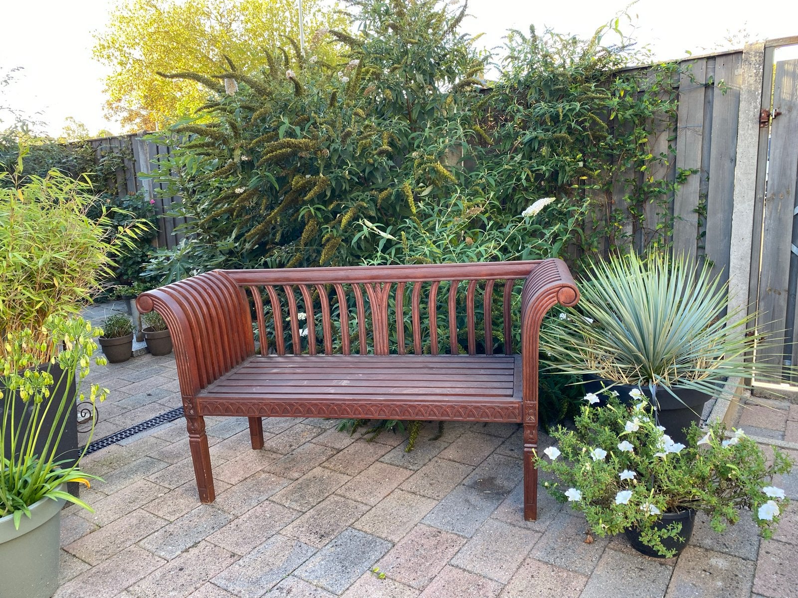 Prachtige Indonesische houten tuinbank met sierlijke details, Tuin en Terras, Ophalen, Gebruikt, Hout