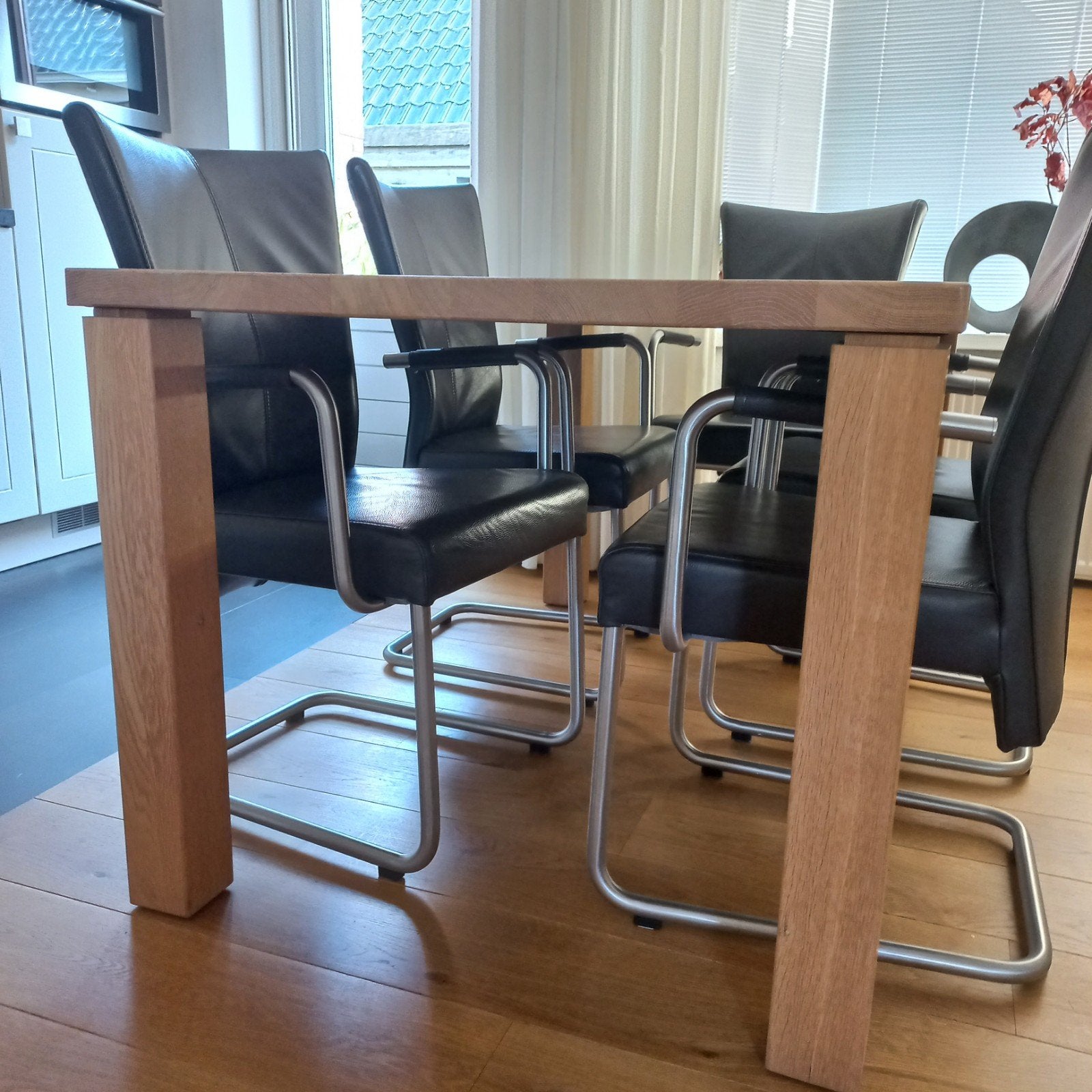 Donker bruine leren eetkamerstoelen + massief eiken tafel, Huis en Inrichting, Stoelen, Ophalen, Gebruikt, Bruin, Modern