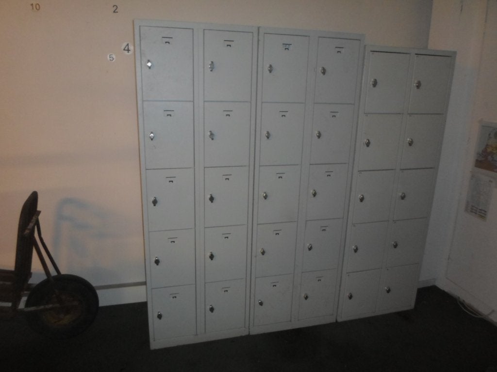 te koop aangeboden 3x lockerkast 10 deurtjes per kast, Ophalen, Gebruikt, Industrie