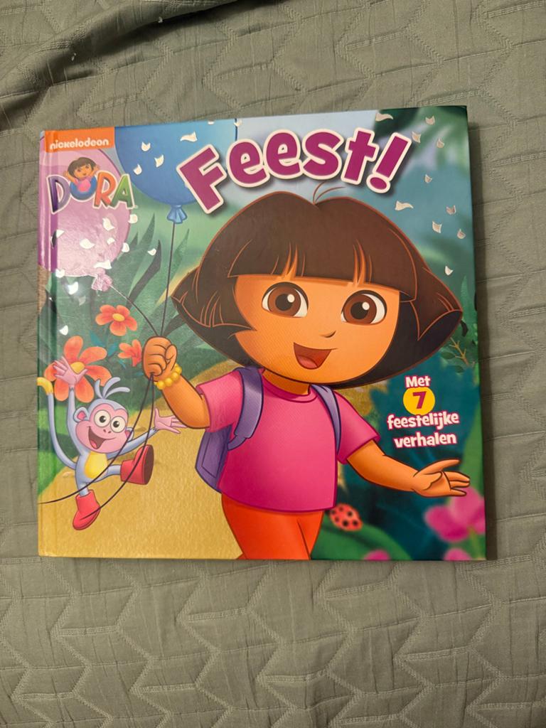 Dora Feest! Met 7 feestelijke verhalen, Boeken, Kinderboeken | Baby's en Peuters, Ophalen of Verzenden, Zo goed als nieuw, 2 tot 3 jaar