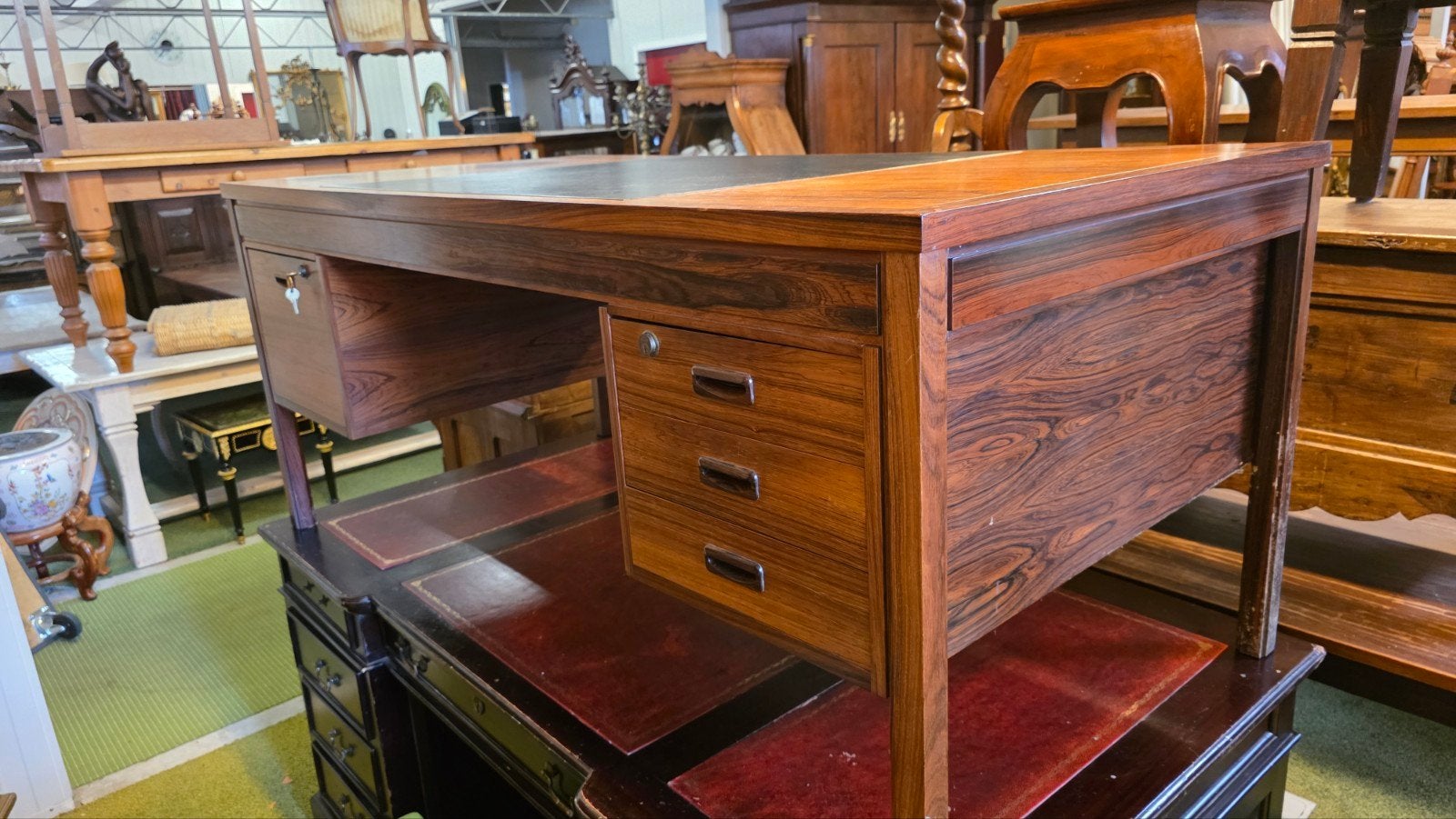 Zeer mooi groot Palissander schrijfbureau