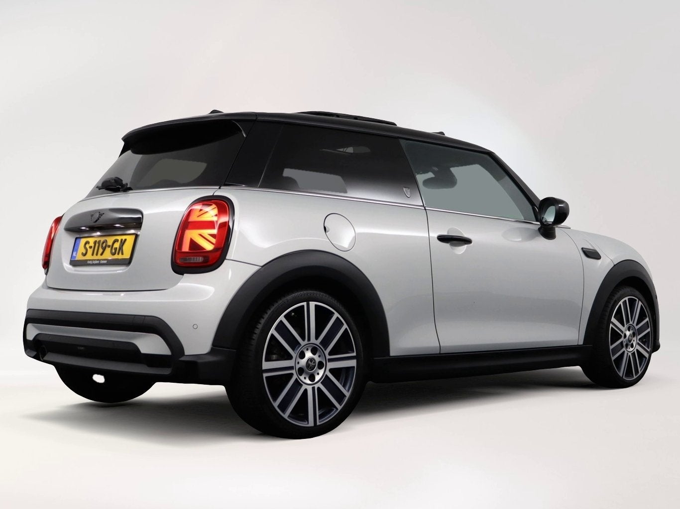 MINI Cooper 1.5 YOURS Edition | Pano | Leer | NAVI | DAB+ |, Auto's, Mini, 136 pk, Gebruikt, 4 stoelen, Leder
