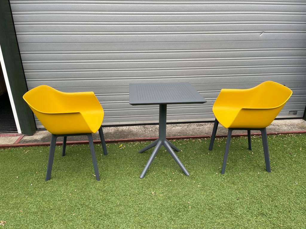 Bistroset kunststof bistrotafel met 2 kuipstoelen, Kunststof, Bijzettafel, Zo goed als nieuw, Tuinset