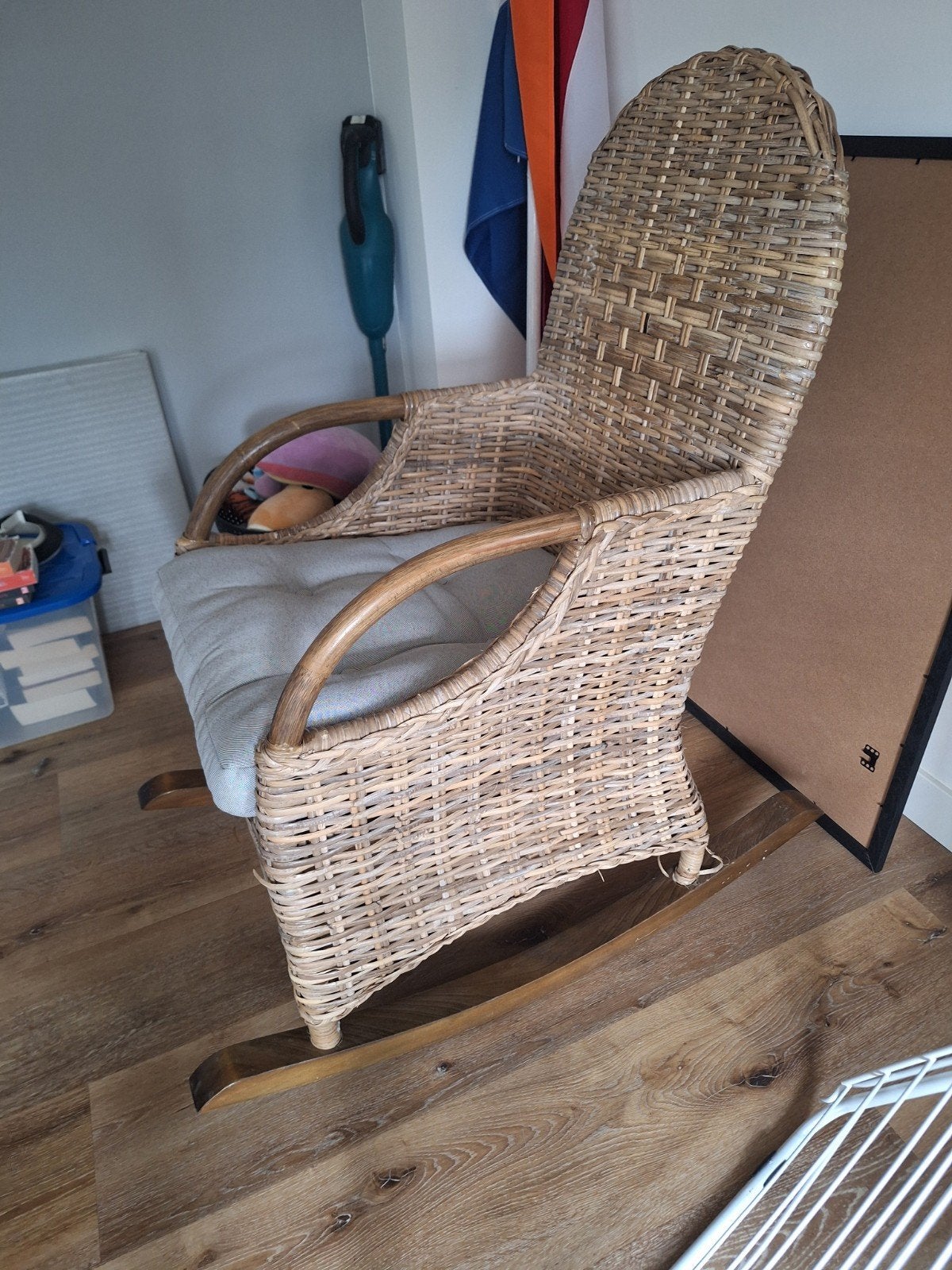 Schommelstoel van rotan inclusief kussen, Huis en Inrichting, Stoelen, Gebruikt, Overige kleuren, Stof, Eén