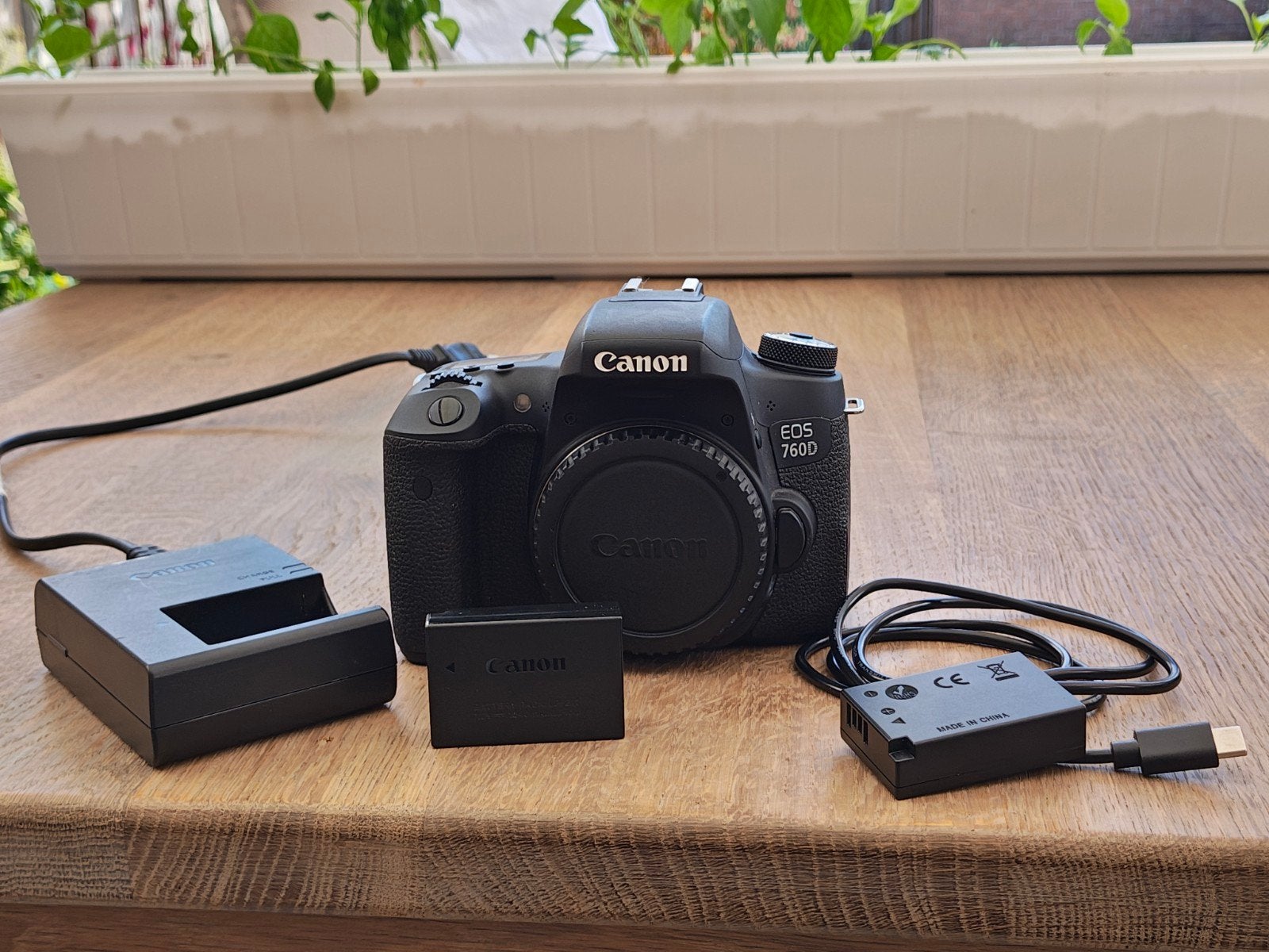 Canon 760D met batterij en dummy USB-C batterij