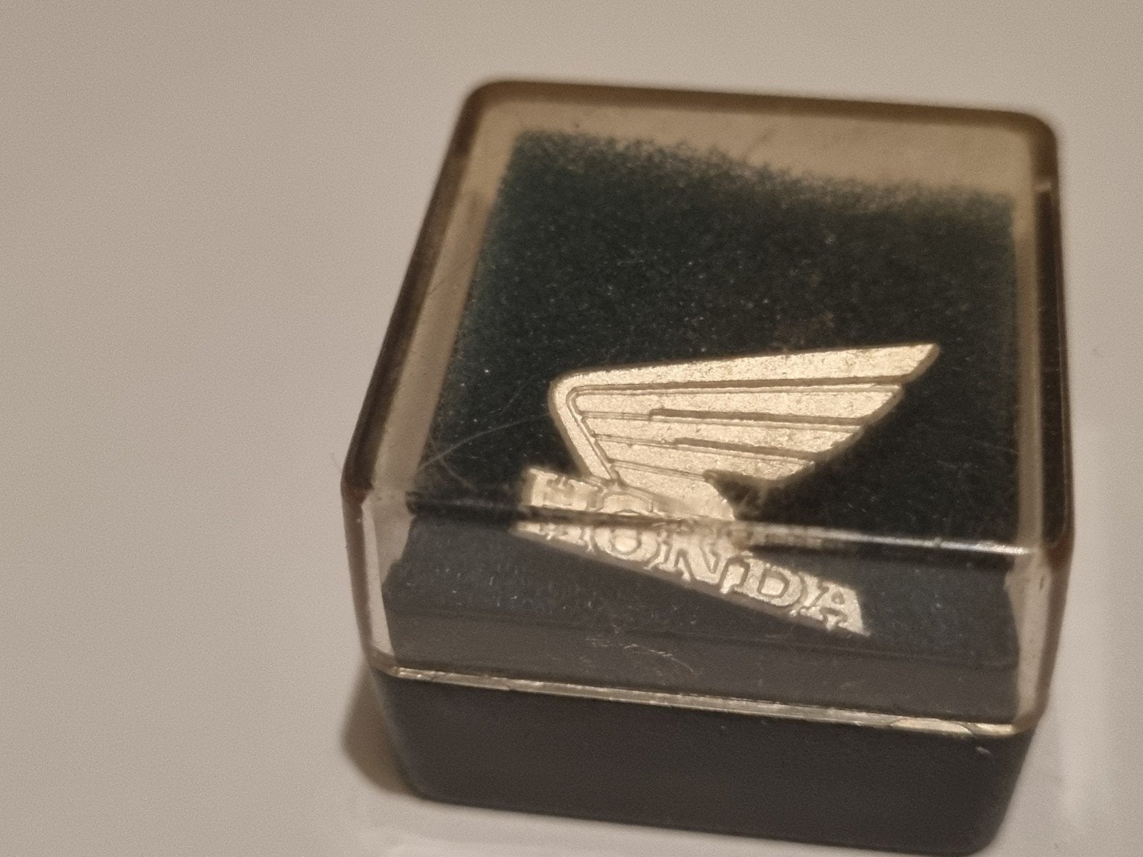 Vintage Honda Speldje - Zilverkleurig met Origineel Doosje, Ophalen of Verzenden, Zo goed als nieuw, Merk, Speldje of Pin