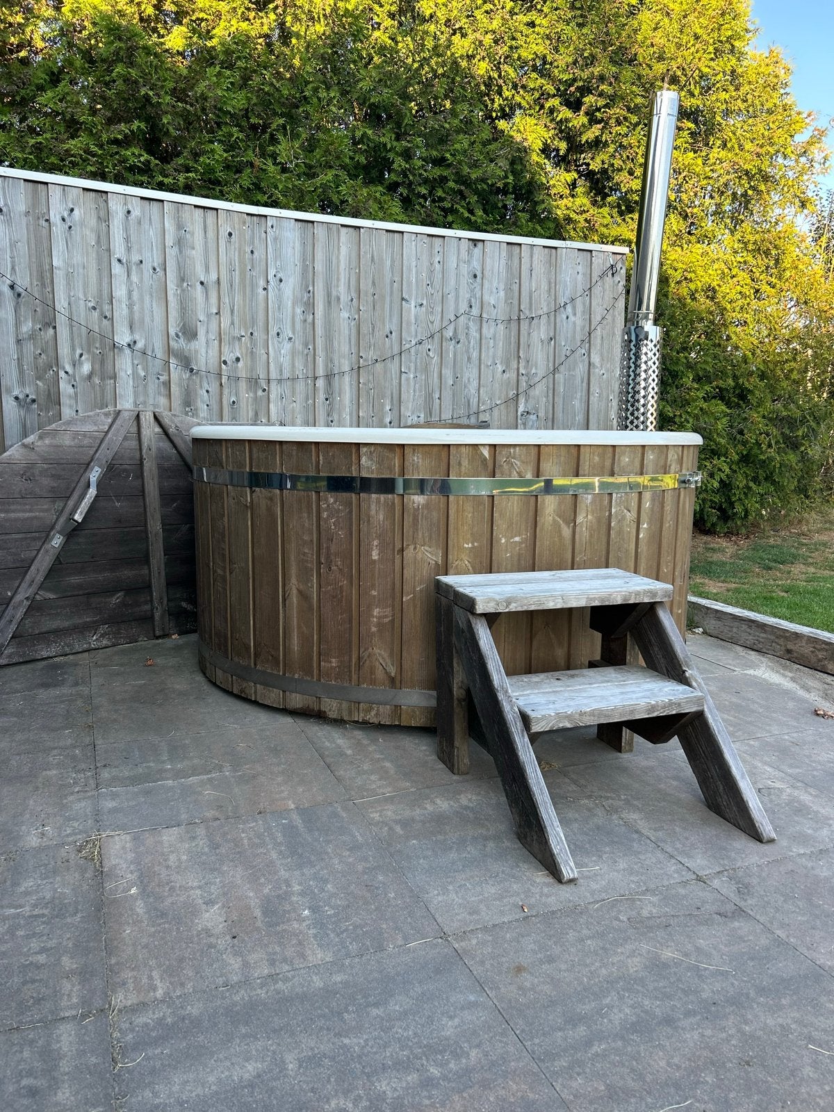 Hottub met hout kachel en trapje, Ophalen, Zo goed als nieuw, Trap, Vast