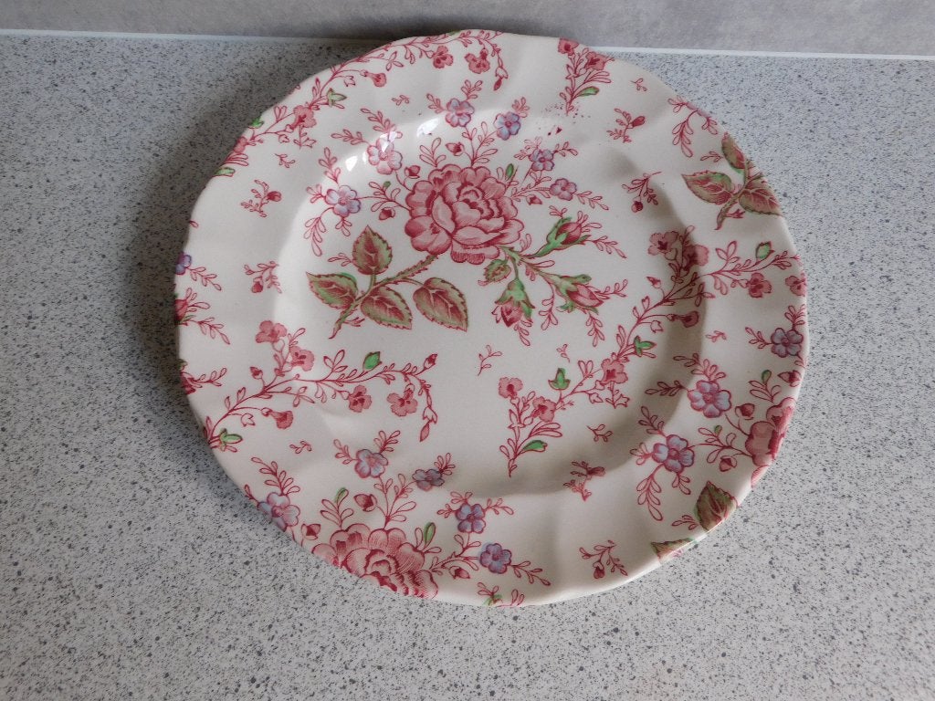 Bord 22 cm. Rose Chintz Johnson Brothers, Overige merken, Ophalen of Verzenden, Zo goed als nieuw, Bord(en)