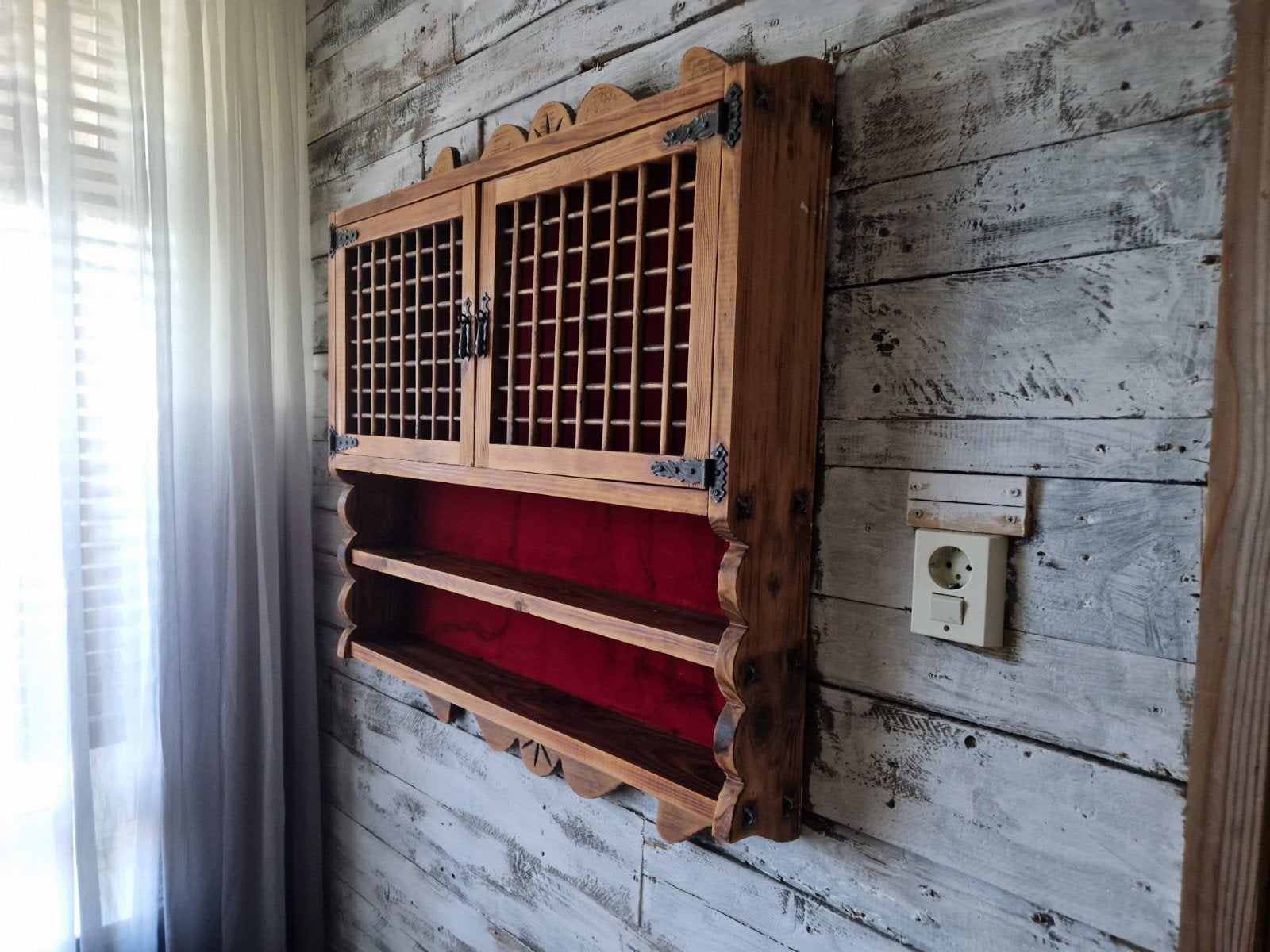 Unieke houten wandkast met deuren en planken, Huis en Inrichting, Met deur(en), Rustiek, Vintage, Oosters, Zo goed als nieuw, Minder dan 25 cm