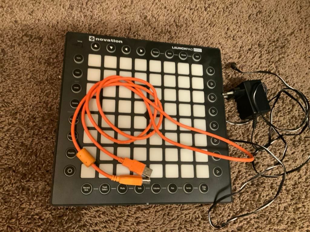 Novation Launchpad Pro (1e gen)- MIDI Grid Controller, Novation, Zo goed als nieuw, Met midi-aansluiting, Overige aantallen