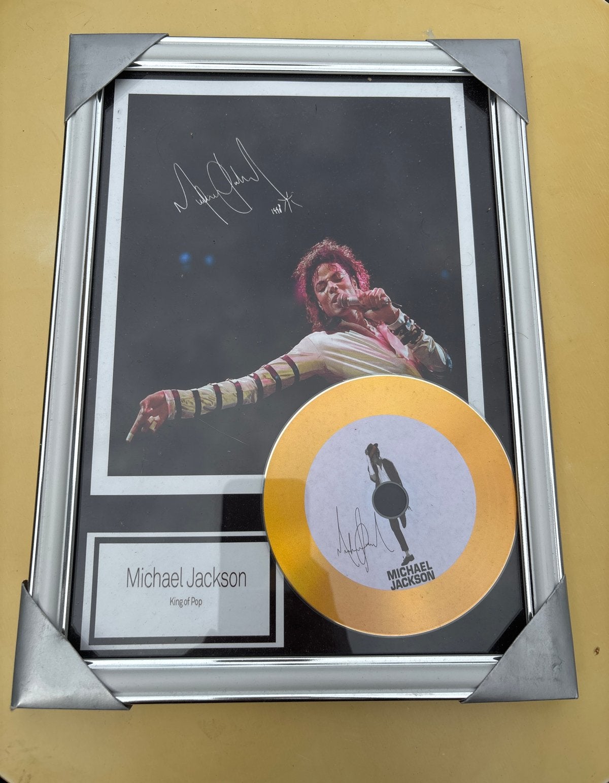 Michael Jackson King of Pop ingelijste foto met handtekening, Minder dan 50 cm, Ophalen of Verzenden, Zo goed als nieuw, Foto of Poster