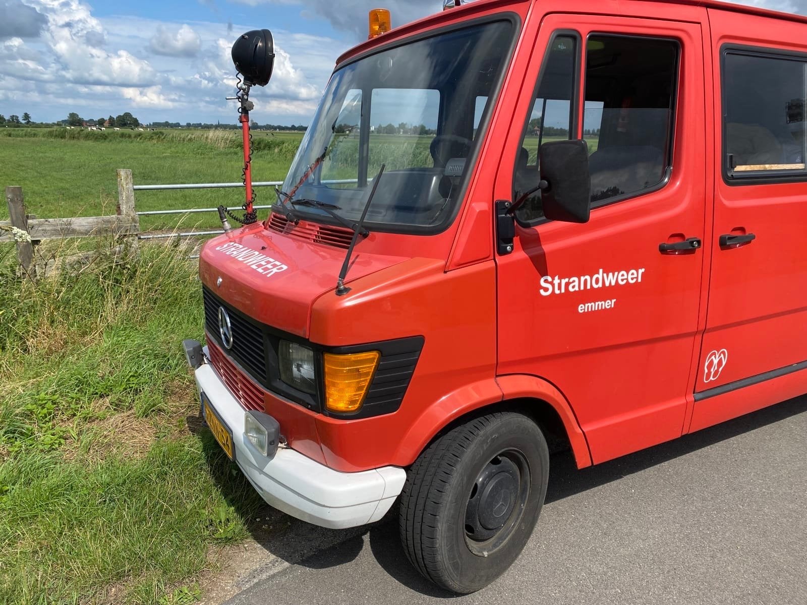 Unieke Mercedes-Benz Buscamper 'Strandweer' - Klaar voor Avo, Caravans en Kamperen, Tot en met 2, Mercedes-Benz, Bedrijf, Buitenlamp