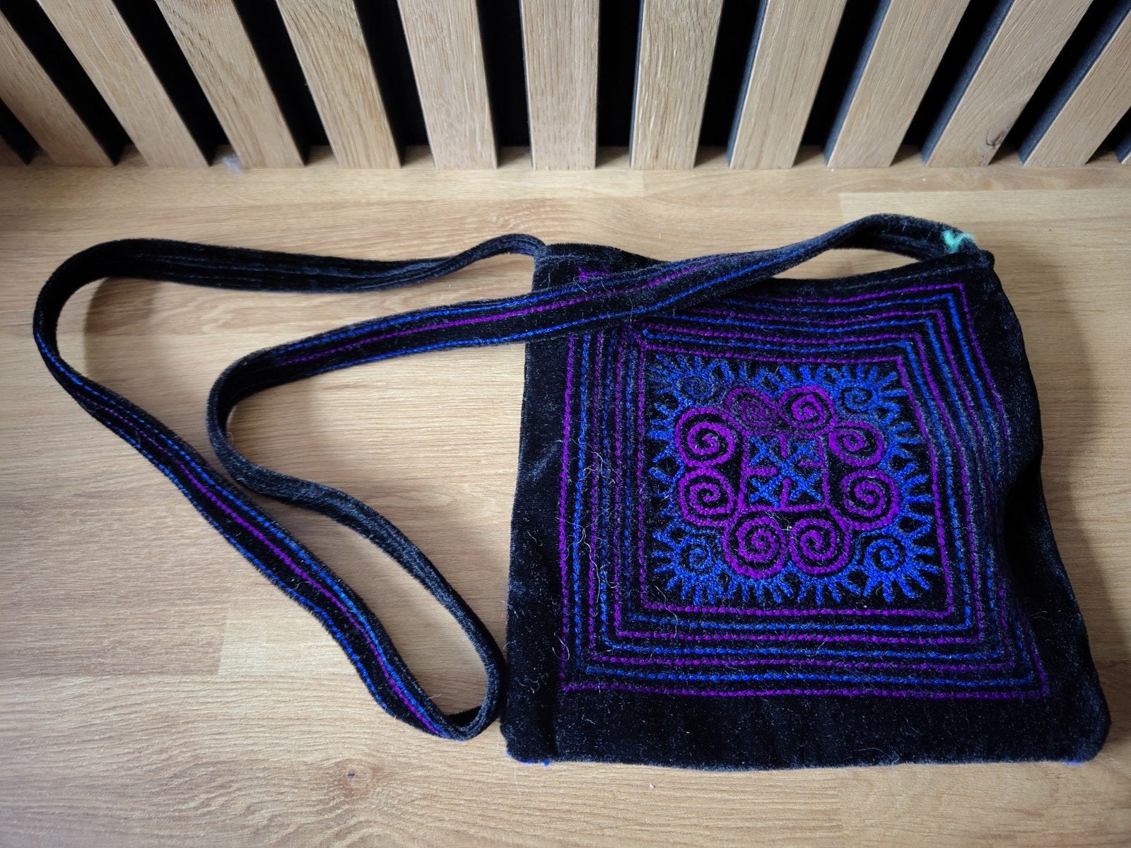 Zwart schoudertasje met kleurrijk borduursel, Ophalen