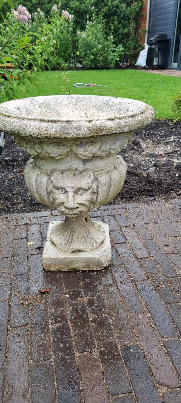 Decoratieve stenen bloempot met gezichtsdecoratie, Ophalen, Steen, Gebruikt, Minder dan 60 cm