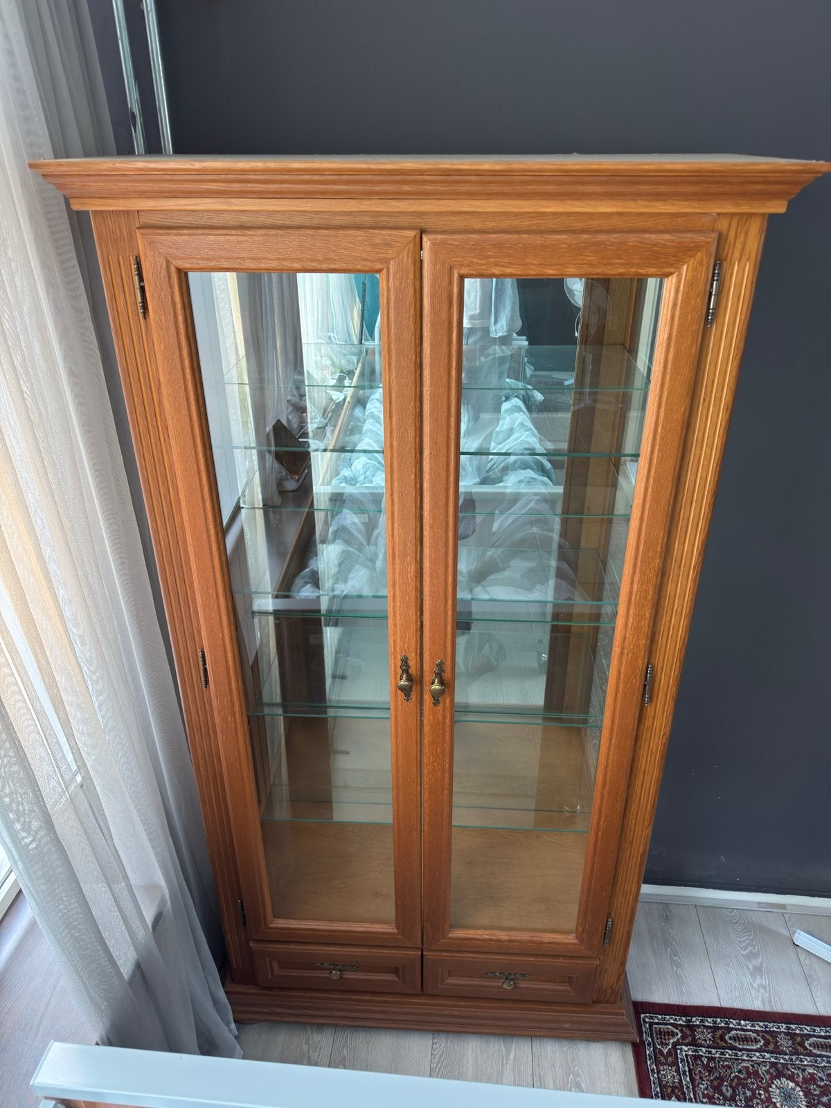 Elegante vitrinekast met glazen planken en verlichting, Ophalen, Gebruikt, 50 tot 100 cm, Met lade(s)