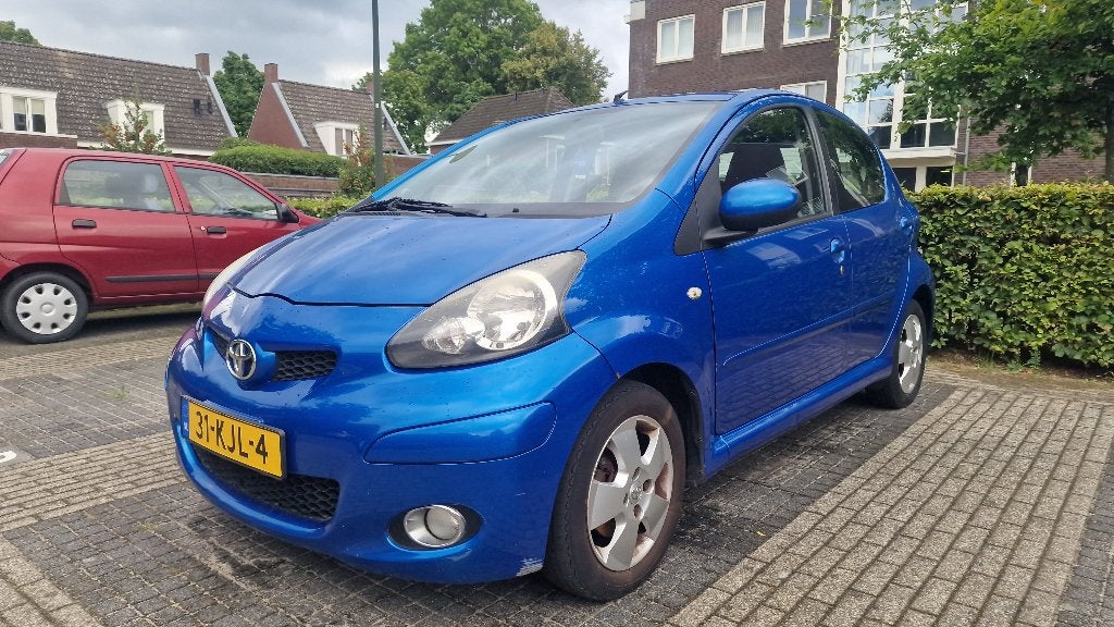 Toyota Aygo 1.0 Vvt-i 5DRS 2010 Blauw (koppakking defect), Auto's, Toyota, Voorwielaandrijving, Stof, Zwart, 68 pk