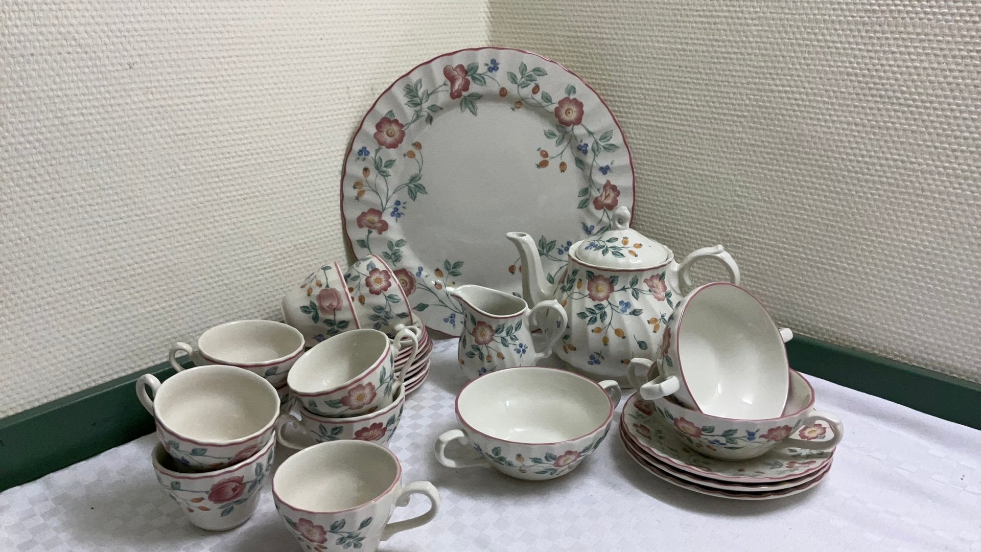 Churchill briar rose, theeset, taartschaal, soepkoppen, Ophalen of Verzenden, Zo goed als nieuw, Overige stijlen, Kop(pen) en/of Schotel(s)