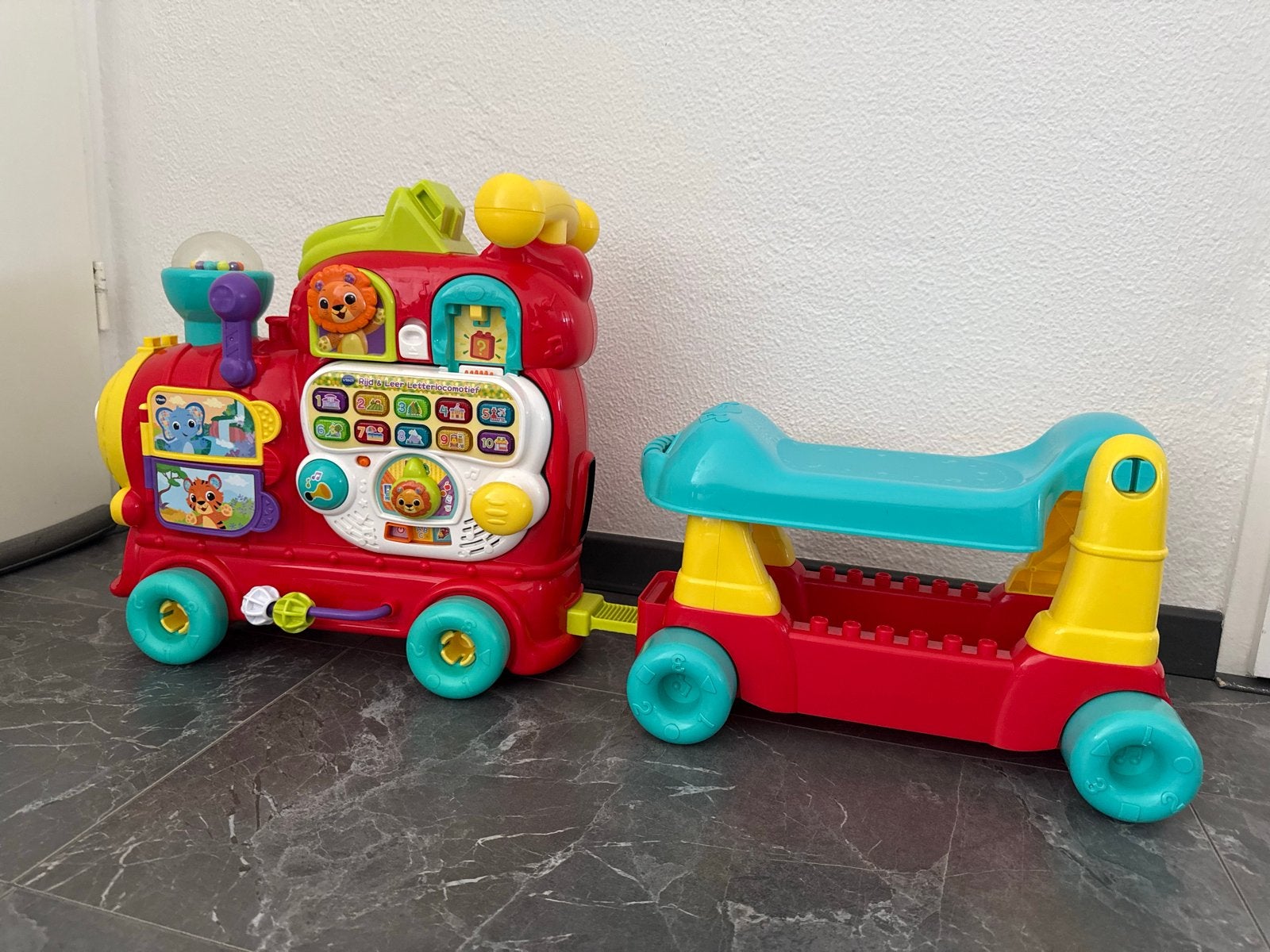 VTech Rij & Leer Letterlocomotief met aanhanger, Ophalen, Zo goed als nieuw, Auto, Met licht
