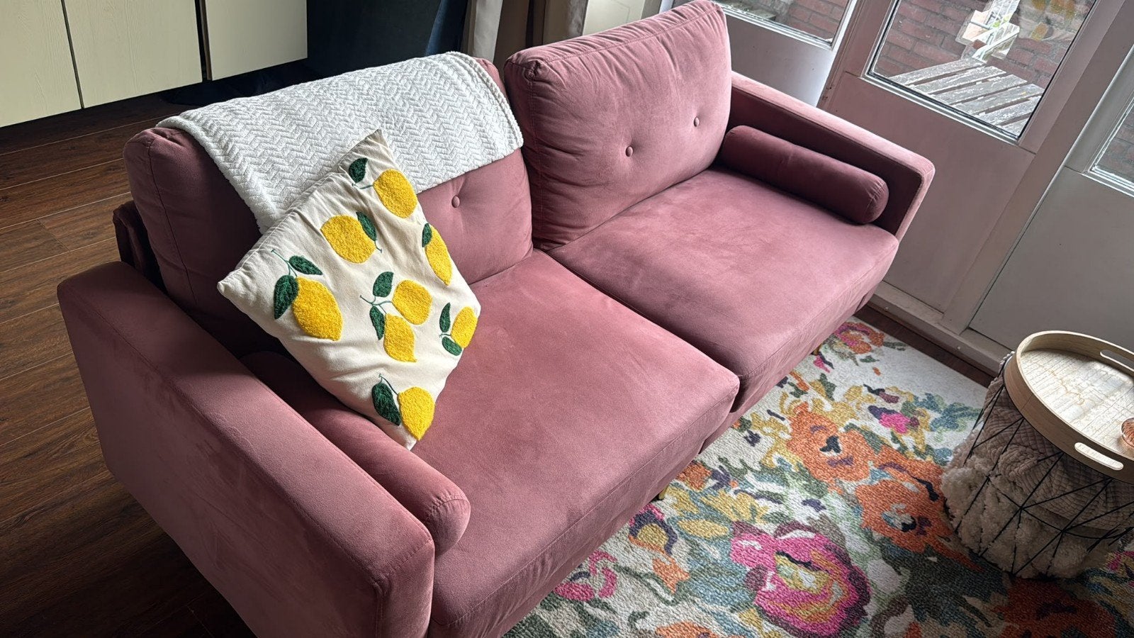 Roze fluwelen tweepersoonsbank met gouden poten, Huis en Inrichting, Ophalen, Modern, Scandinavisch, 150 tot 200 cm, Tweepersoons