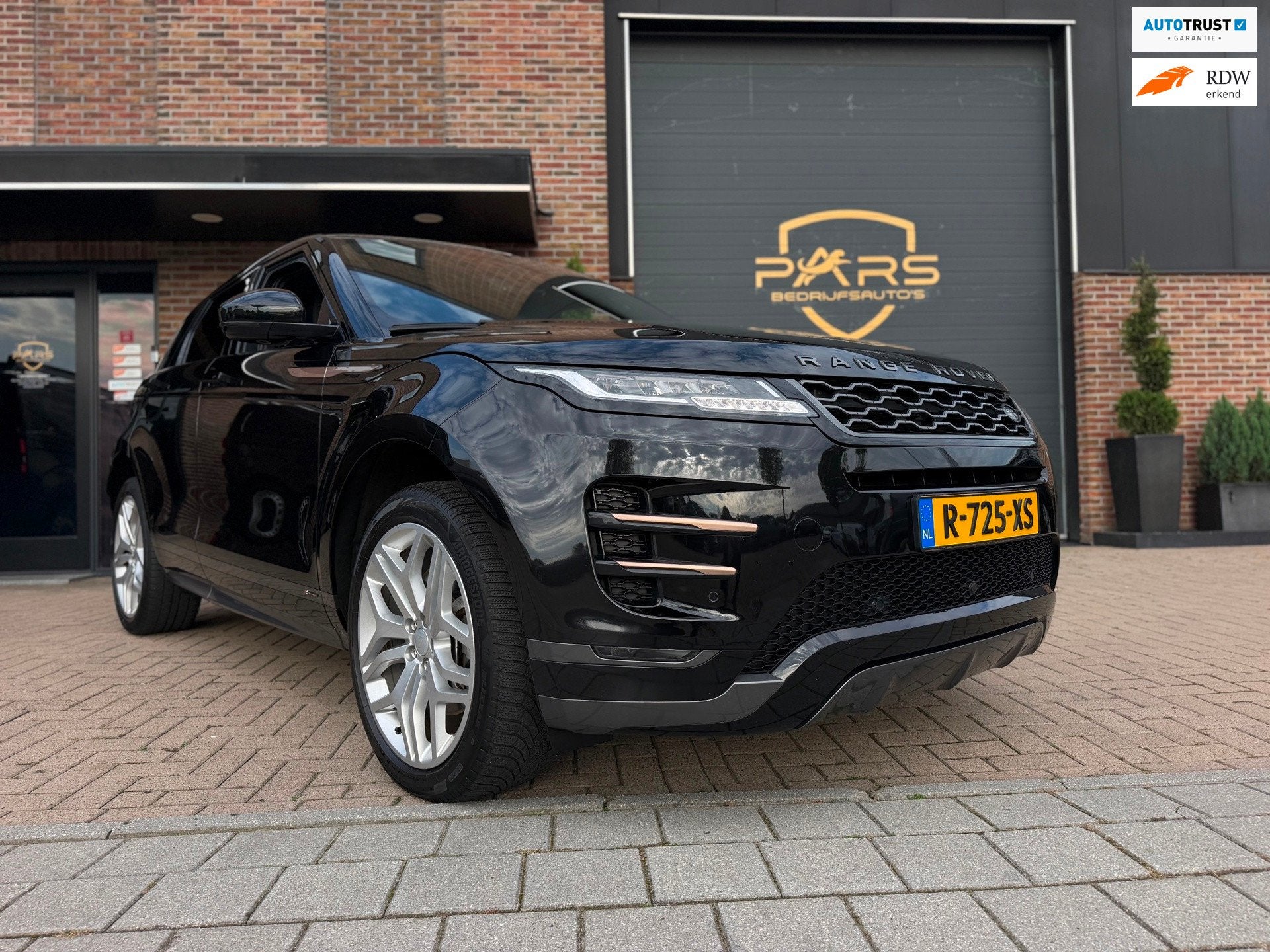 Land Rover Range Rover Evoque 2.0 P200 AWD R-Dynamic 200PK A, Dealer onderhouden, 1800 kg, 4 cilinders, Zwart