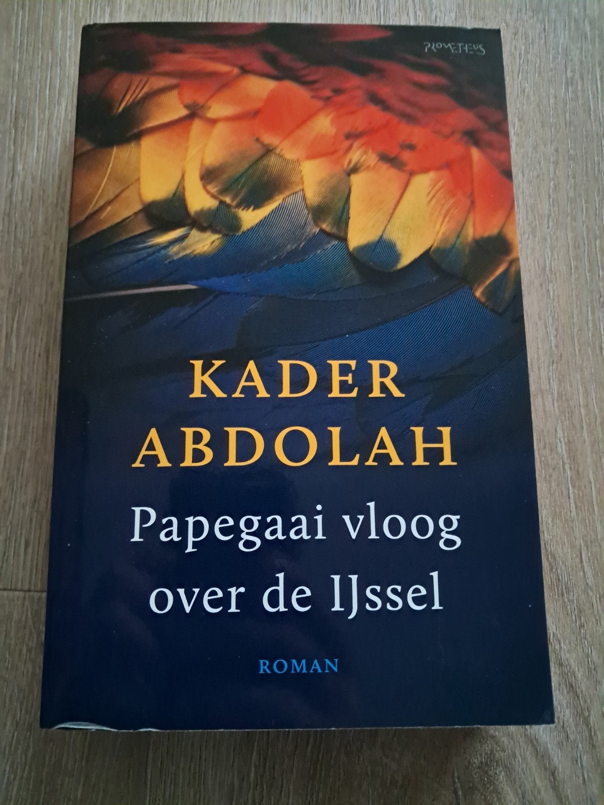 K7 Kader Abdolah - Papegaai vloog over de Ijssel, Boeken, Ophalen of Verzenden, Zo goed als nieuw, Nederland, Kader Abdolah