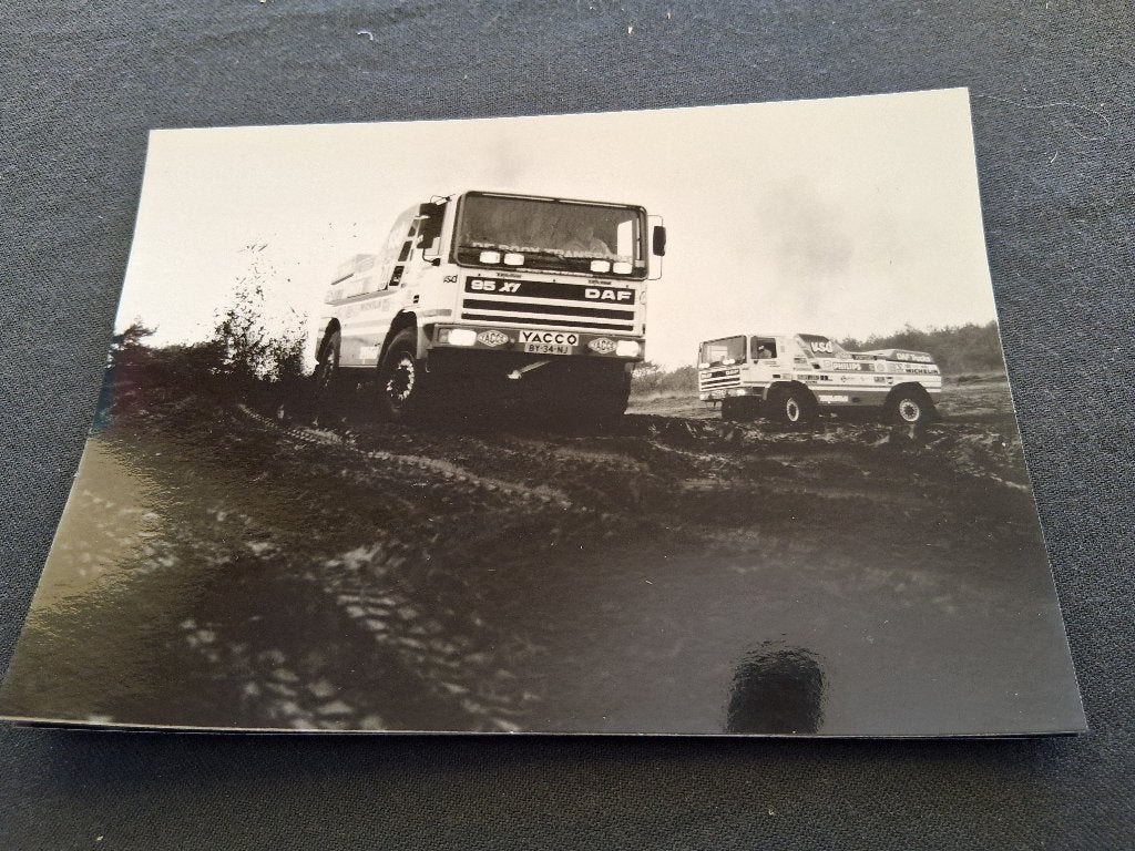 persfoto DAF 95 X1 en X2 Paris-Dakar 1988 – zwartwit, Verzamelen, Ophalen of Verzenden, Zo goed als nieuw, Auto's