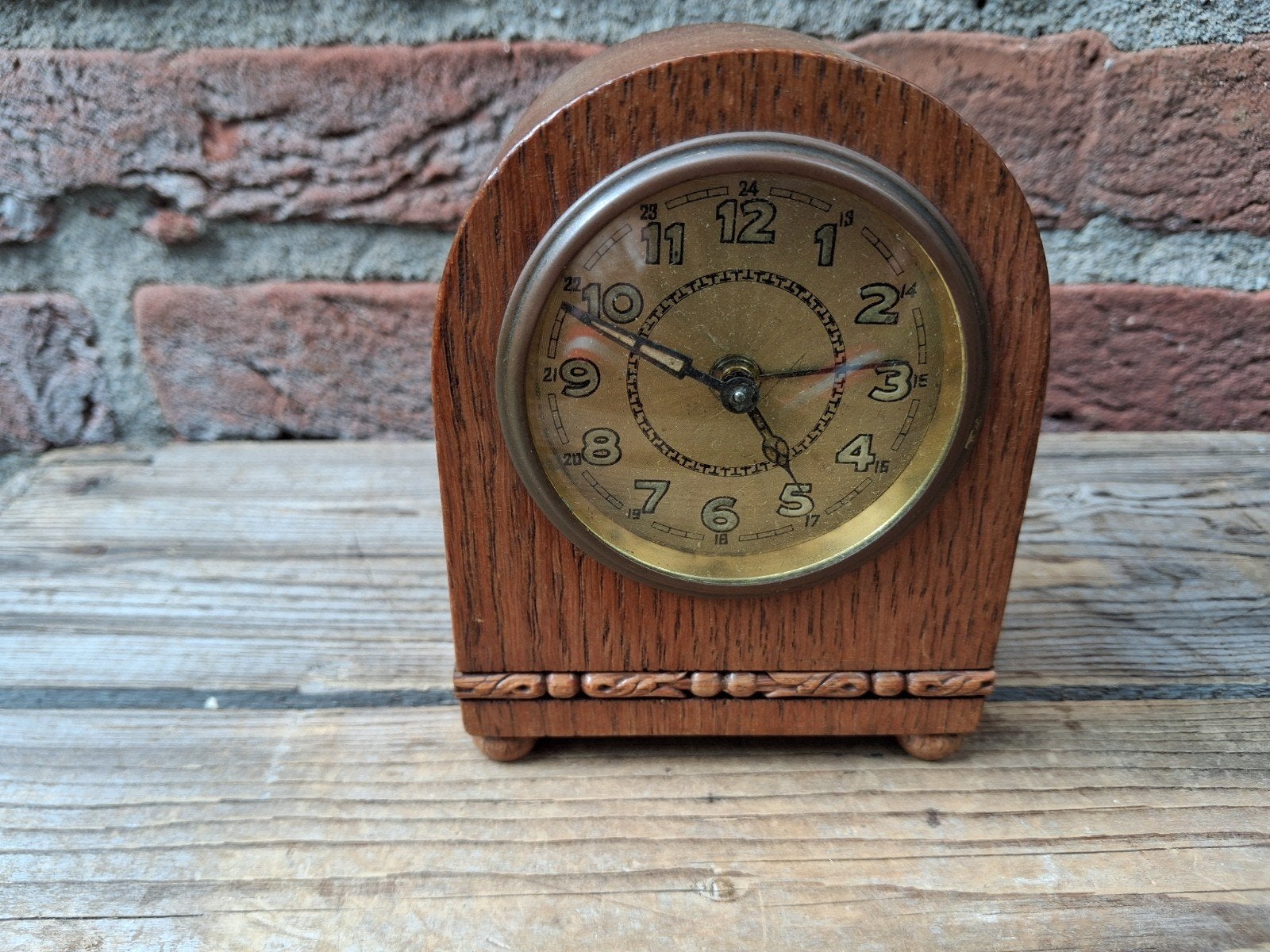 Antiek miniatuur tafelklokje met wekkerwerk, Ophalen