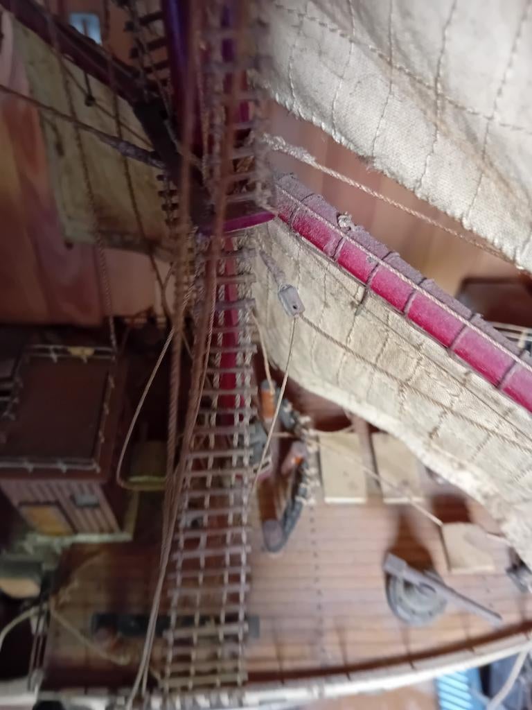 Gedetailleerd scheepsmodel met zeilen en roeiboten, Hobby en Vrije tijd, Modelbouw | Boten en Schepen, Ophalen