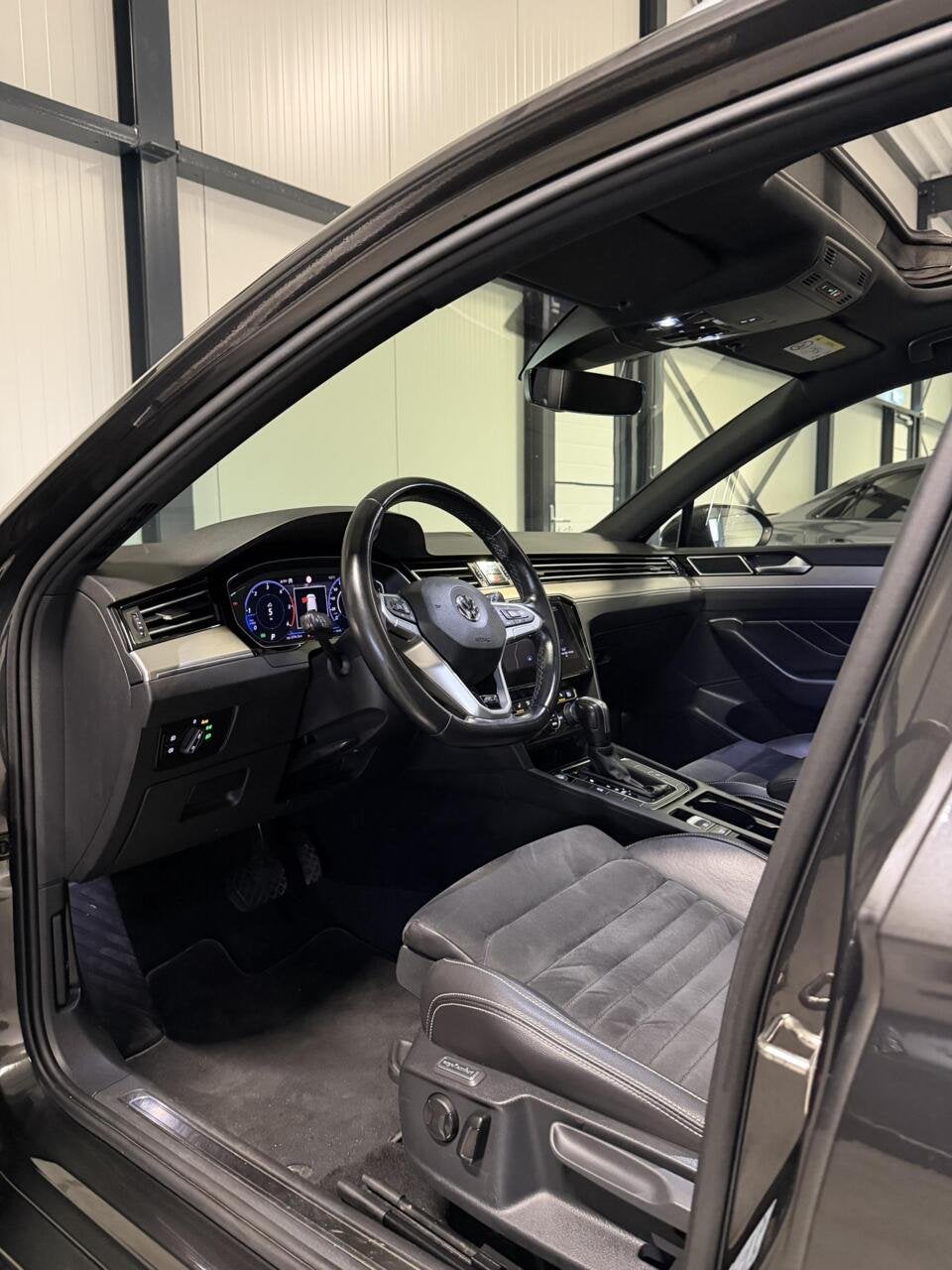 Volkswagen Passat 1.6 TDI R-line Pano Virtual Trekhaak NAP, Auto's, Volkswagen, Gebruikt, Euro 6, 4 cilinders, 1445 kg