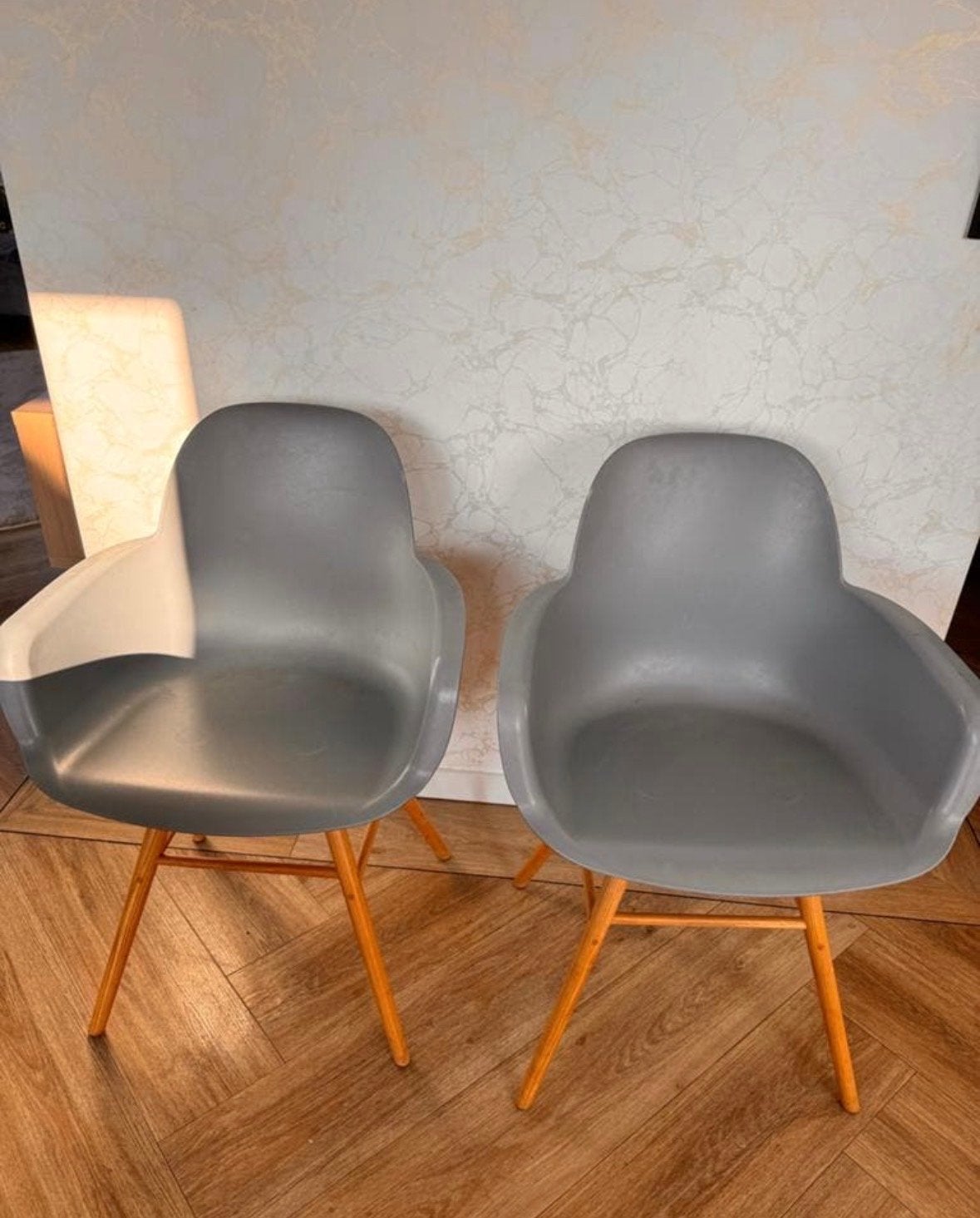 4 Zuiver Albert Kuipstoelen - Grijs met houten onderstel, Huis en Inrichting, Stoelen, Ophalen, Kunststof, Gebruikt, Vier