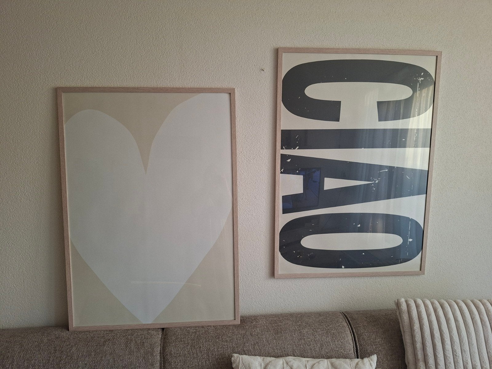 2 Schilderijen in houten lijst/plexiglas + extra poster, Ophalen, Film en Tv