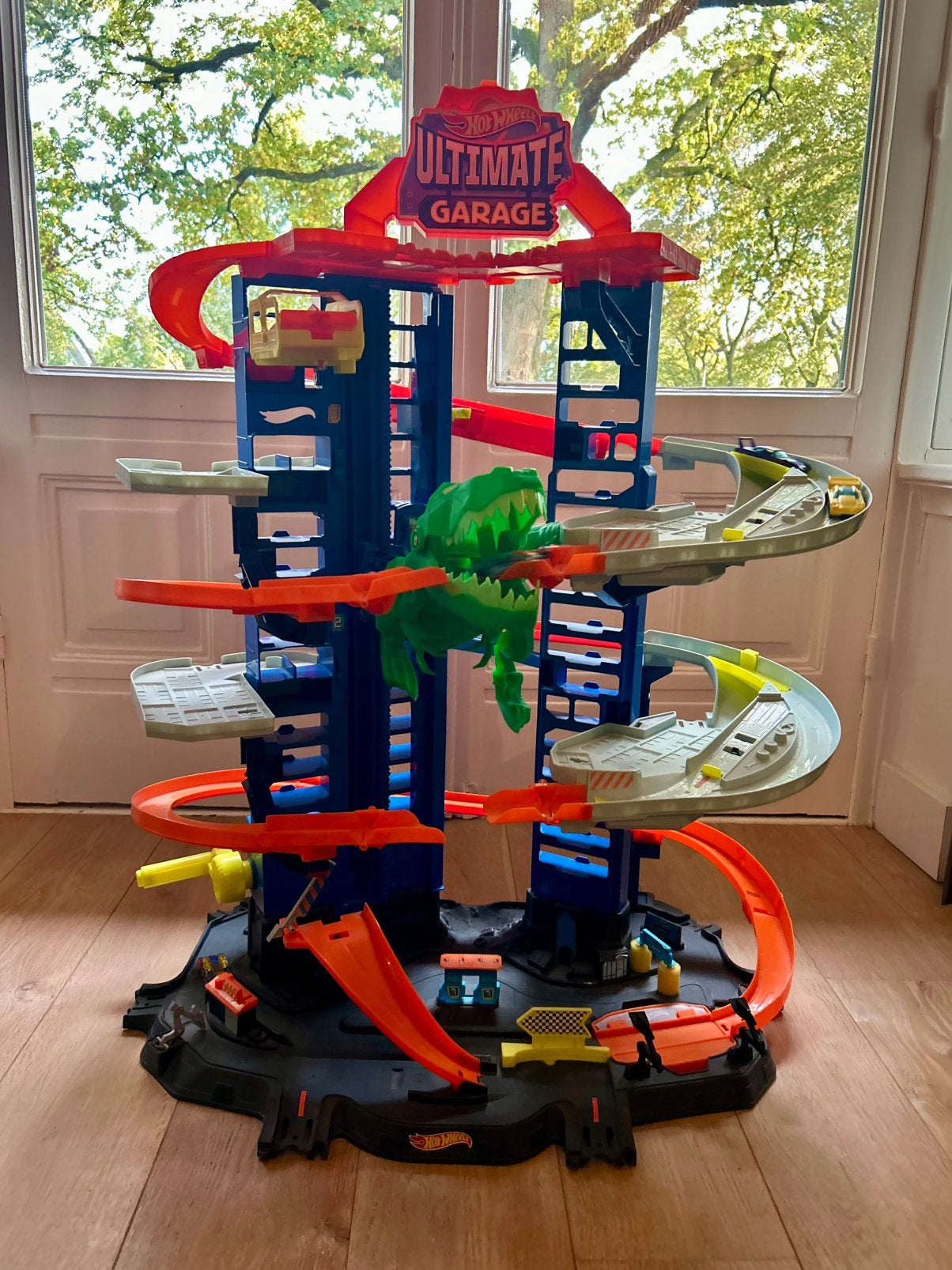 Hot wheels ultimate garage + 4 hotwheels auto’s, Ophalen, Gebruikt, Handmatig, Hot Wheels