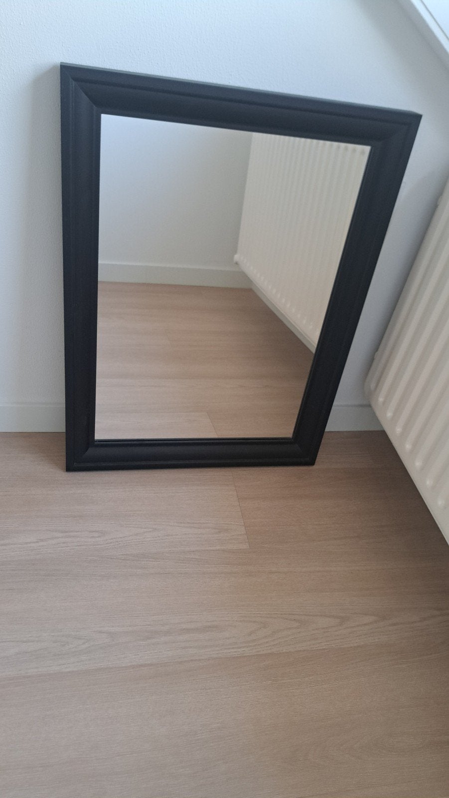 Mooie zwarte spiegel van Ikea met brede rand, Ophalen, Zo goed als nieuw, Rechthoekig, 50 tot 75 cm