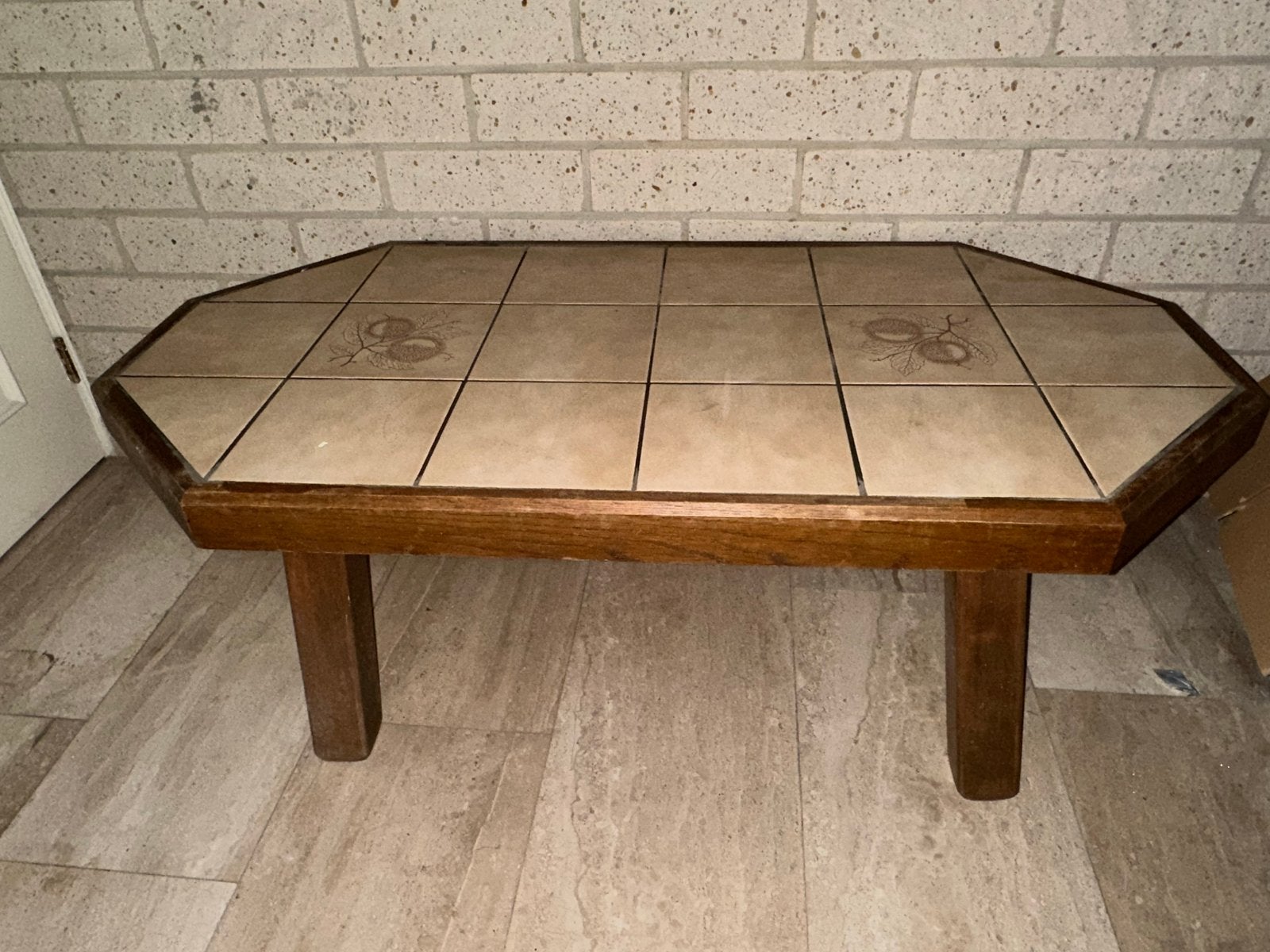 Vintage salontafel met tegels en houten frame, Ophalen, Gebruikt, 100 tot 150 cm, 50 tot 100 cm