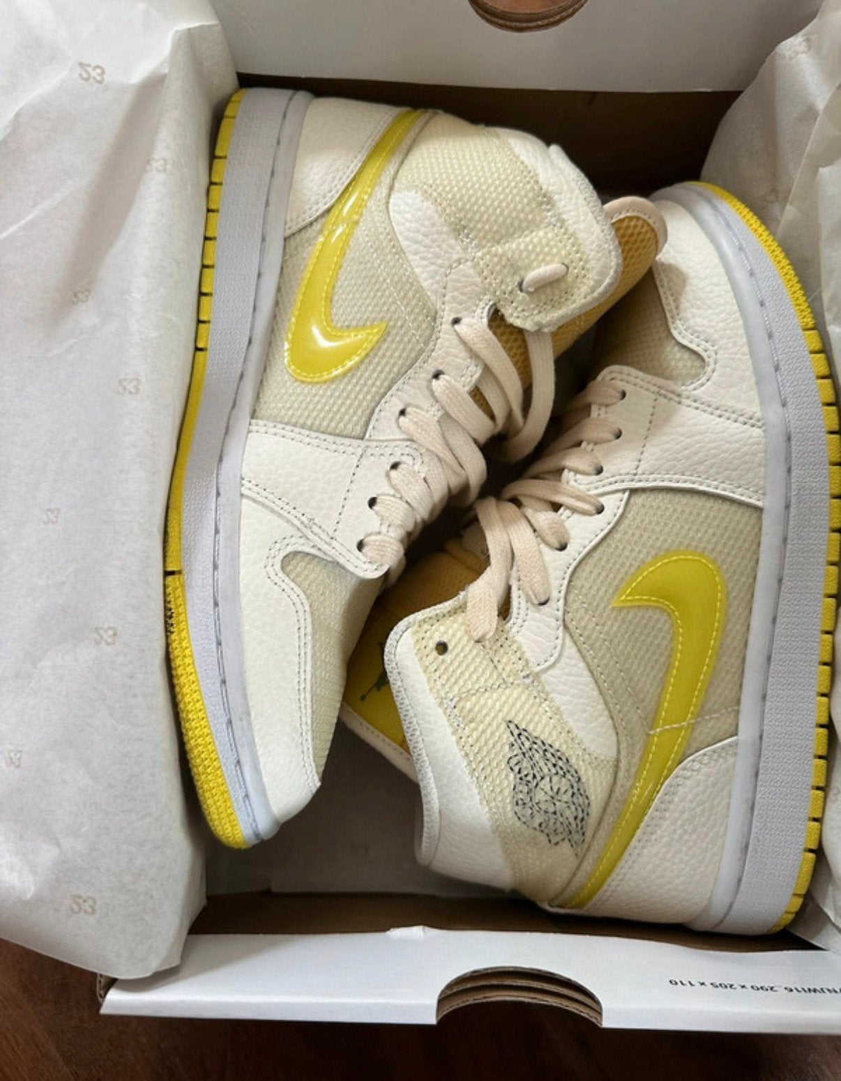 Air Jordan 1 Mid Voltage Yellow, Wit, Ophalen of Verzenden, Sneakers of Gympen, Zo goed als nieuw