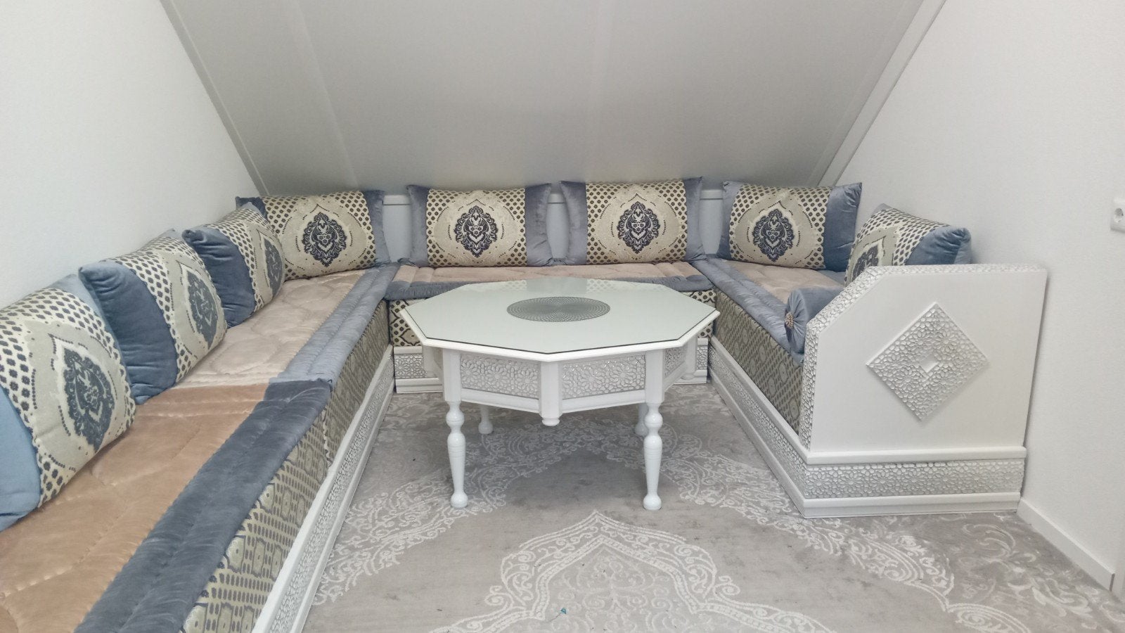 Complete Marokkaanse lounge set (7 banken + 2 tafels), Ophalen, Zo goed als nieuw, Hout, Complete Marokkaanse lounge set (7 banken + 2 tafels)