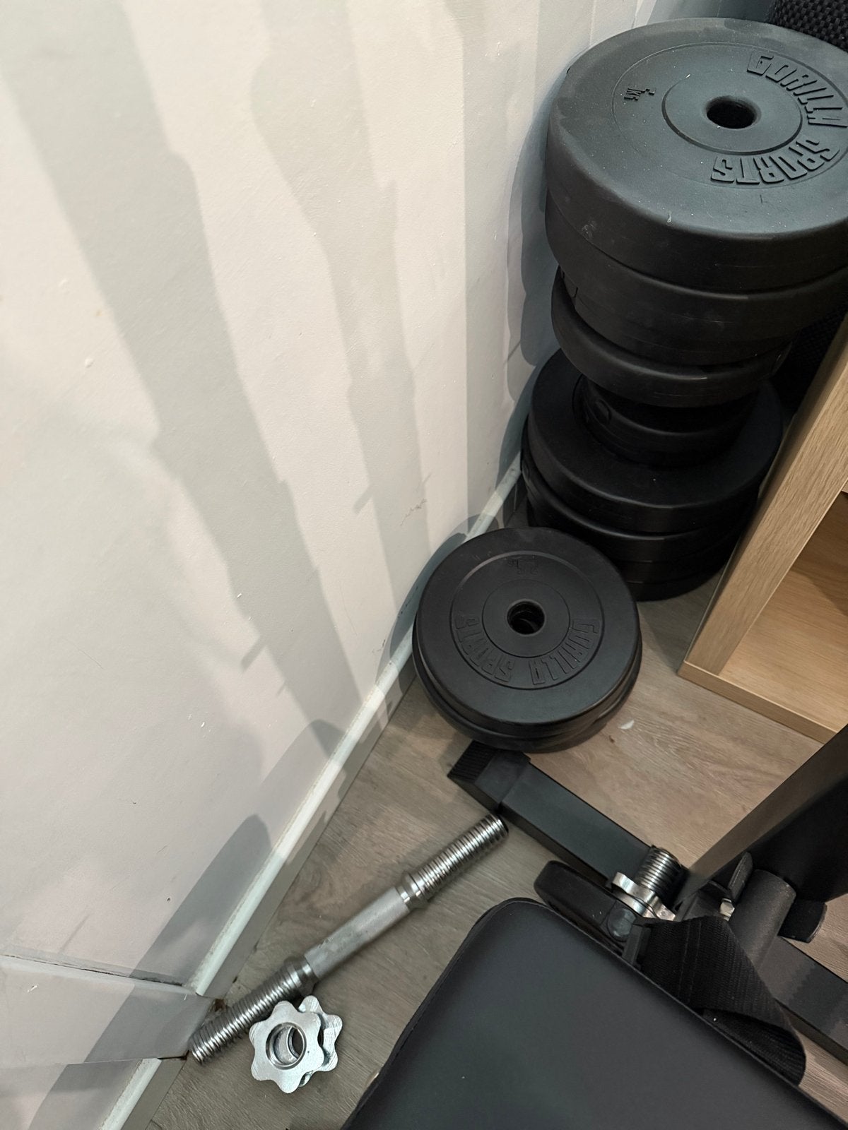 Gorilla Sports halterbank met halterschijven en stangen, Ophalen of Verzenden, Gebruikt, Armen, Fitnessbank